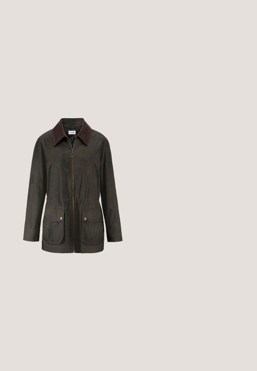 Dunkelgrüne Jacke mit Reißverschluss, braunem Cordkragen, zwei vorderen Klappentaschen mit Knöpfen und langen Ärmeln.; Dunkelgrüne Strickjacke mit langen Ärmeln, rundem Ausschnitt, vorne mit Knöpfen verschlossen und zwei Brusttaschen mit Knöpfen.; Schlichtes olivgrünes Stricktop mit kurzen Ärmeln, rundem Ausschnitt und leicht umgeschlagenen Ärmelsäumen.; Braune Anzughose mit geradem Bein, Fronttaschen, Gürtelschlaufen und Knopfverschluss an der Taille.; Grüne Wildleder-Clog mit einem breiten Riemen und einer Metall-Schnalle, Korkfußbett und Gummisohle. Verfügt über ein kleines Belüftungsloch im oberen Teil.; Braune Wildleder-Handtasche mit geflochtenem Diamantmuster und einem einzelnen Schulterriemen vor weißem Hintergrund.