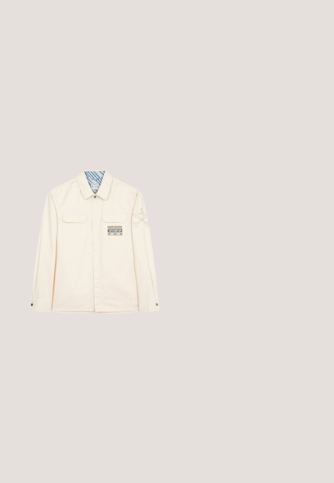 Camisa de botones color beige claro con cuello, dos bolsillos en el pecho, forro interior a rayas azules y diseño bordado con herramientas cruzadas en la manga.; Sudadera marrón hecha de una tela suave, con un cuello redondo, puños acanalados y un dobladillo recto. Diseño sencillo sin logotipos o patrones visibles.; Camiseta beige de manga corta con cuello redondo y pequeño texto negro "Nitronix Rix Performance" centrado en el pecho.; Pantalones cortos de algodón beige con cintura elástica y cordón, que cuentan con bolsillos laterales y un ajuste relajado. Textura simple y suave sin patrones.; Toni Pons DALTON-SY - Botines con cordones - oliva; Bolsa tote beige con paneles laterales de malla, dos asas anchas, bolsillo frontal con cremallera y pequeño parche de cuero con logo en el centro inferior.