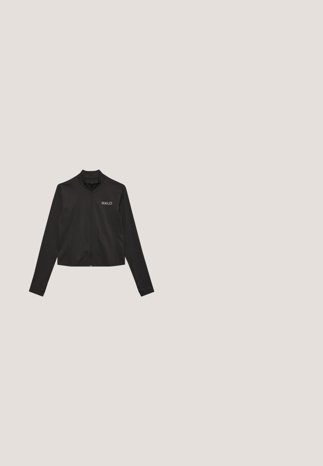 Veste noire à manches longues avec fermeture éclair, texte "HALO" sur la poitrine gauche, coupe ajustée et col montant.; Haut de sport noir à manches longues avec fermeture éclair à moitié devant et logo "HALO" sur la poitrine gauche, équipé d'ouvertures pour les pouces aux poignets.; Leggings noirs mi-genoux avec une large ceinture, présentés à plat sur un fond blanc.; Baskets de sport noires avec une tige en maille texturée, accents blancs et une semelle blanche rembourrée. Présente un logo sur le côté et des lacets.; Lunettes de soleil en plastique noir au design épuré et incurvé, avec des lentilles polarisées sombres. Elles présentent des bords lisses et aucun détail matériel visible.; Sac à main en tissu gris foncé doux avec des détails plissés et une seule large anse formant une boucle pour le porter.