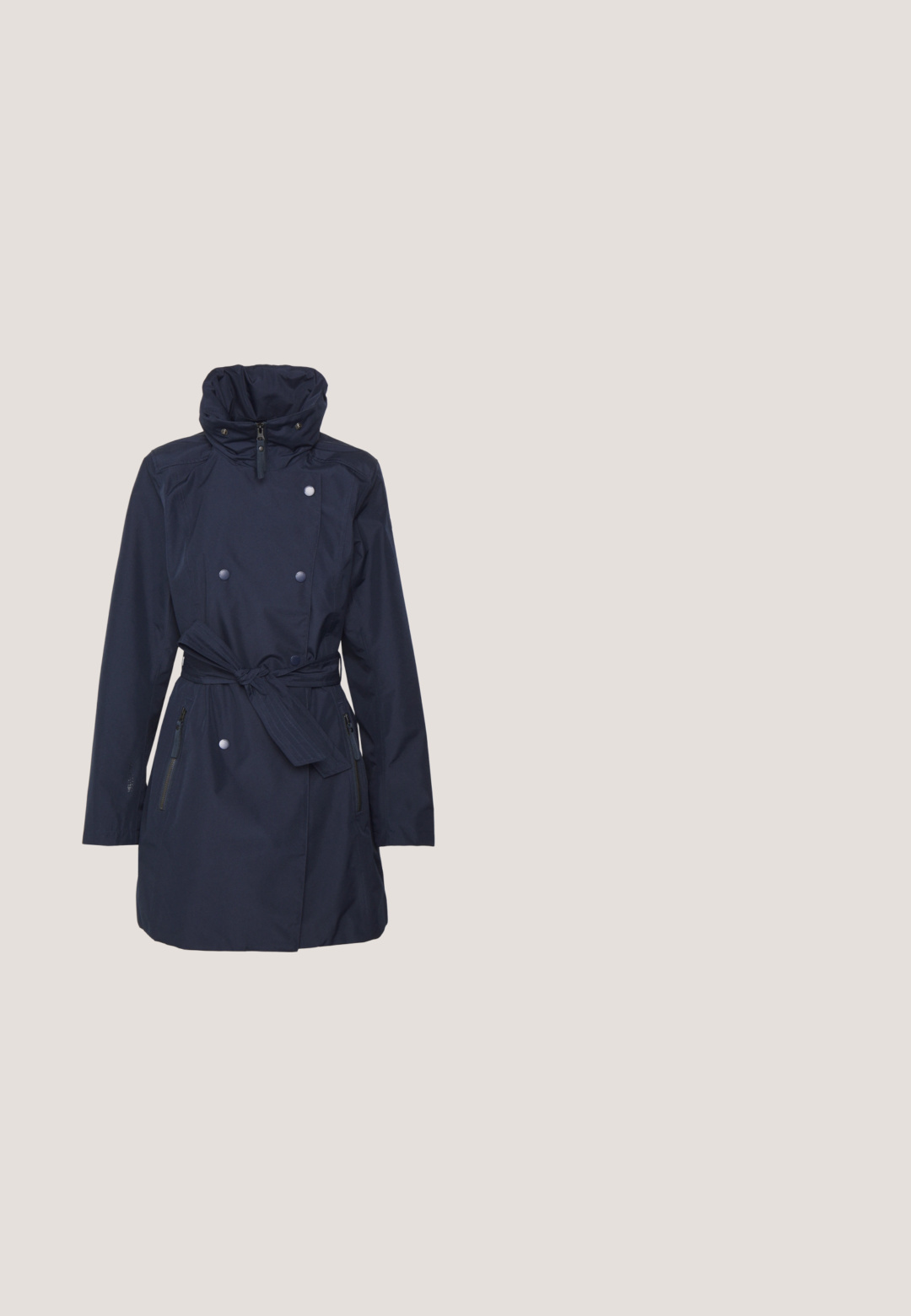 Abrigo azul marino de doble botonadura con un alto cuello, cremallera y botones a presión. Cuenta con una cintura ceñida con cinturón y dos bolsillos laterales con cremallera.; Anna Field by Zalando Sudadera con cremallera - dark blue; Camiseta blanca de manga corta con cuello redondo, ajuste slim y textura de tejido acanalado, mostrada sobre un fondo liso gris claro.; Vaqueros de denim azul claro con corte recto, dos bolsillos frontales y cierre de botón. Textura desgastada con ligero desvanecimiento cerca de las rodillas.; Zapatillas blancas de cuero con acentos en gris del logo V, suela de goma texturizada, cordones blancos y lengüeta y collar acolchados.; Pendientes de aro en tono dorado con un acabado suave y pulido. Presentan una forma de medio círculo y un cierre de poste seguro.