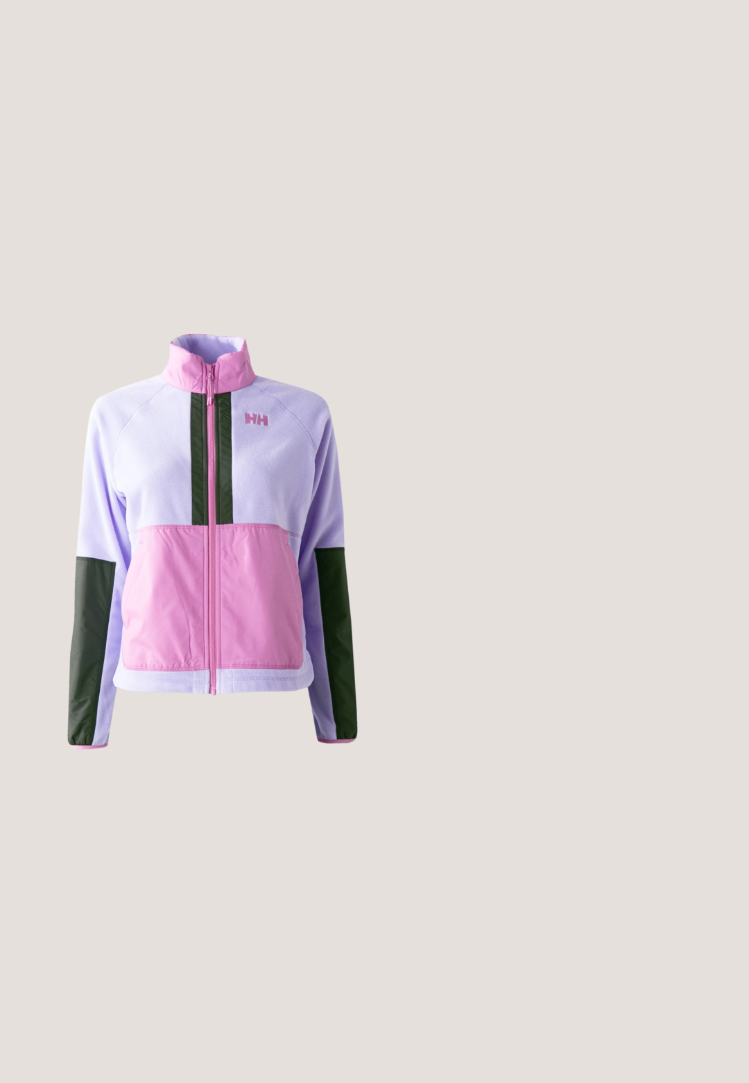 Μπουφάν fleece με πάνελ σε αποχρώσεις λεβάντας και ροζ, με πράσινες λεπτομέρειες και φερμουάρ μπροστά σε όλο το μήκος. Διακριτικό λογότυπο στο στήθος και αντιθετικά μανίκια.; Ανοιχτό μωβ φλις πουλόβερ με ψηλό γιακά, κόκκινες νάιλον λεπτομέρειες, κουμπιά σnap και μια τσέπη με φερμουάρ στο μπροστινό αριστερό μέρος.; Λιλά κοντομάνικη μπλούζα με στρογγυλή λαιμόκοψη και μικρό καφέ κείμενο "ROXY" στο πάνω αριστερό μέρος του στήθους, απλό σχέδιο μπροστά.; Ανοικτό ροζ ελαστικό παντελόνι φόρμας με μανσέτες στους αστραγάλους, απλωμένο σε λευκό φόντο.; Αθλητικό παπούτσι σε ανοιχτό ροζ απόχρωση με επάνω μέρος από διχτυωτό υλικό, υφή με επικαλύψεις, χοντρή κρέμα σόλα και αντίθετα σκούρα ροζ κορδόνια. Λογότυπο Fila στο πλάι.; Ροζ επαναχρησιμοποιήσιμη τσάντα tote με μπλε σχέδια γραμμών που απεικονίζουν μια κουκουβάγια, ένα καβούρι, ένα κοχύλι, ένα κοκτέιλ, μια ομπρέλα και φέτες φρούτων.