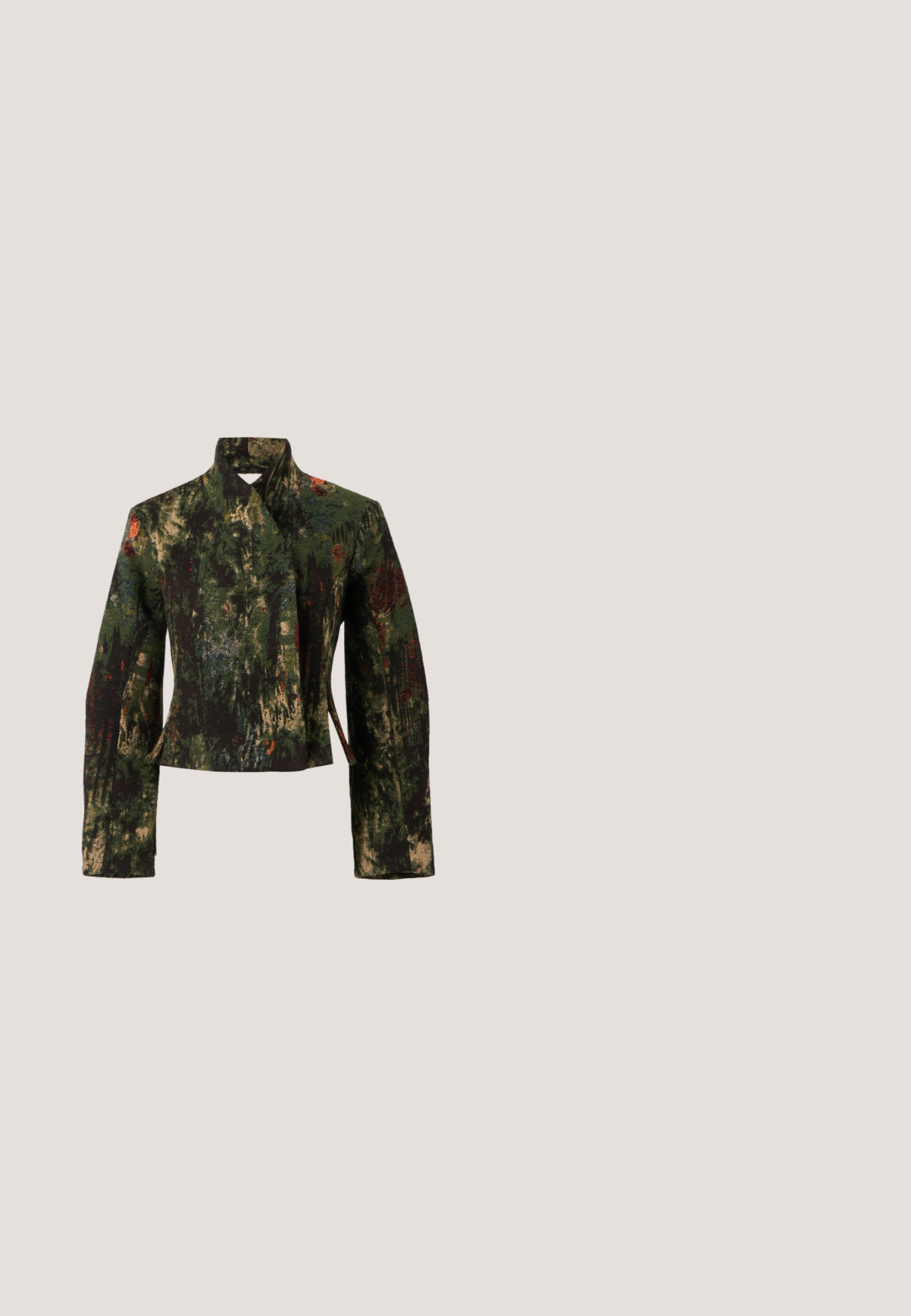 Veste courte femme avec col montant, manches longues et motif abstrait type camouflage en tons verts, noirs, beiges et rouges.; Haut en maille sans manches avec col montant en dégradé vert et bleu, présentant un motif de rayures ondulées verticales et des bords côtelés.; Pantalon en velours noir à coupe large, avec une ceinture lisse embossée du logo "STINI GOYA". Pas de poches visibles ni d'ornements.; Mules noirs en cuir à enfiler avec un bout pointu, une texture froncée et un petit talon aiguille. Présente un détail à cordon au niveau de l'ouverture.; Pochette en cuir noir avec une texture plissée, fermeture à fermoir métallique, et logo embossé discret sur le devant. Forme arrondie.; Boucles d'oreilles créoles en or massif avec un design tubulaire légèrement tordu et des fermoirs à tige sur un fond blanc.