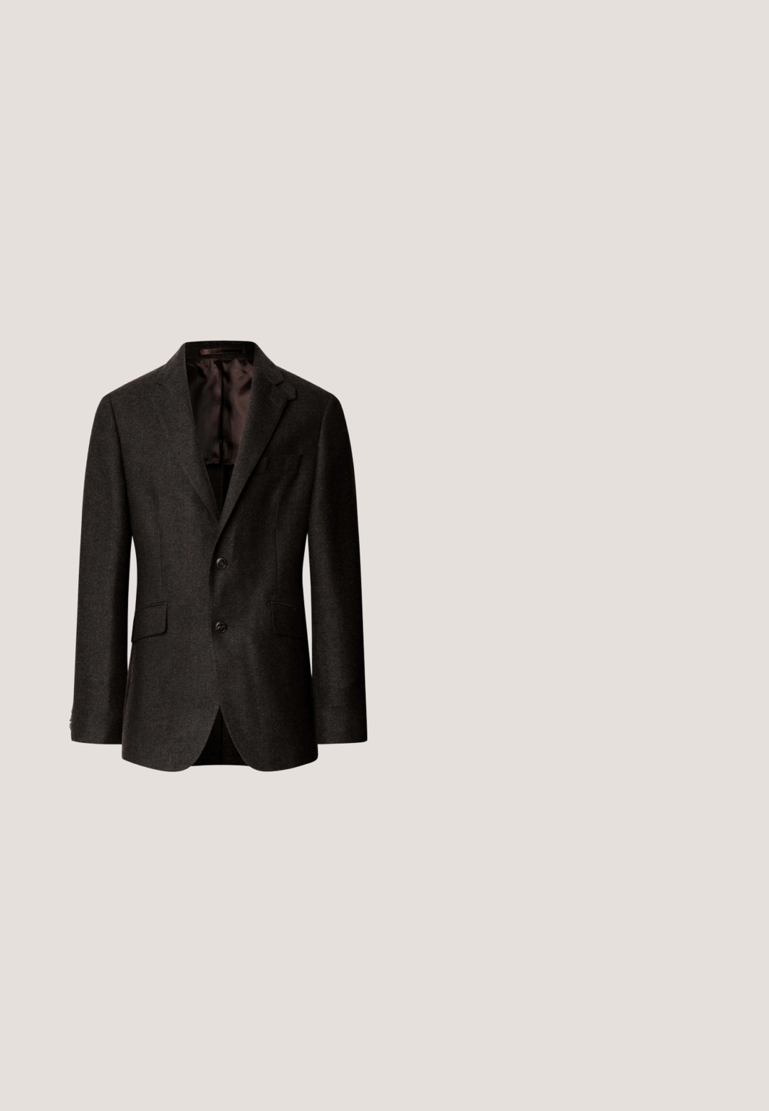Blazer entallado de color gris oscuro con dos botones, solapas con muescas, bolsillos con solapa y un forro interior liso, mostrado sobre un fondo blanco.; Jersey polo de punto trenzado blanco de manga larga con puños acanalados, cuello y pequeño logo bordado en el pecho izquierdo.; Camisa blanca de manga larga con botones, cuello y pequeño logotipo bordado en el pecho izquierdo, colocada plana sobre fondo liso.; Pantalones beige a medida con pinzas delanteras, trabillas para cinturón, cierre de botón y diseño de pierna recta.; Mocasines de cuero marrón con puntera redondeada, un borlas decorativa, detalles de costura y un tacón bajo de goma para mayor comodidad.; Bolso mensajero de cuero marrón con cierre de solapa, herrajes plateados, dos hebillas frontales y una correa para el hombro desmontable. Textura suave.