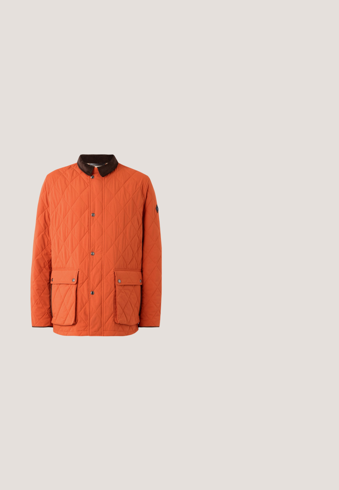 Veste matelassée orange avec un col en velours côtelé marron, deux poches frontales à rabat, des fermetures à pression et un motif en losange texturé.; Pull à col roulé marron en matériau doux, doté de manches longues, d'un col et d'un ourlet côtelés, avec une texture lisse et uniforme.; Chemise à manches courtes avec boutons en tissu léger, ornée d'un imprimé coloré représentant une scène de plage avec des parapluies, des chaises et des baigneurs.; Pantalons marron sur mesure avec une texture lisse, dotés de deux plis avant, de jambes droites et de passants de ceinture. Design épuré et minimaliste.; Bottine Chelsea en daim marron avec panneau latéral élastique noir, semelle noire et languette sur fond gris clair.; Sac bandoulière en cuir marron clair avec sangle réglable et fermeture éclair, présenté sur un fond clair uni.