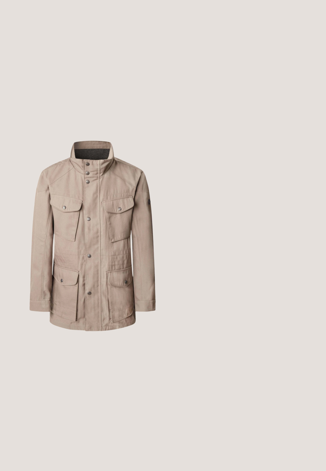 Hackett London VELOSPEED - Chaqueta de entretiempo - putty beige; Camisa de manga larga en algodón color crema claro, con cuello mandarín, tapeta de tres botones y un acabado texturizado.; Pantalones cargo verde oliva con un diseño de pierna recta, dos grandes bolsillos laterales y un estilo clásico de cinco bolsillos. Fabricados en un material de algodón resistente.; Botas Chelsea de ante color canela con paneles elásticos laterales marrones, tiradores y una suela plana de goma. Presentan una textura suave y un diseño de punta redondeada.; Bolso de viaje de cuero trenzado marrón con acentos de cuero suave, doble asa, correa de hombro ajustable y cierre de cremallera.; Cinturón de piel trenzada marrón oscuro con hebilla rectangular plateada grabada con el nombre de la marca "GUESS".