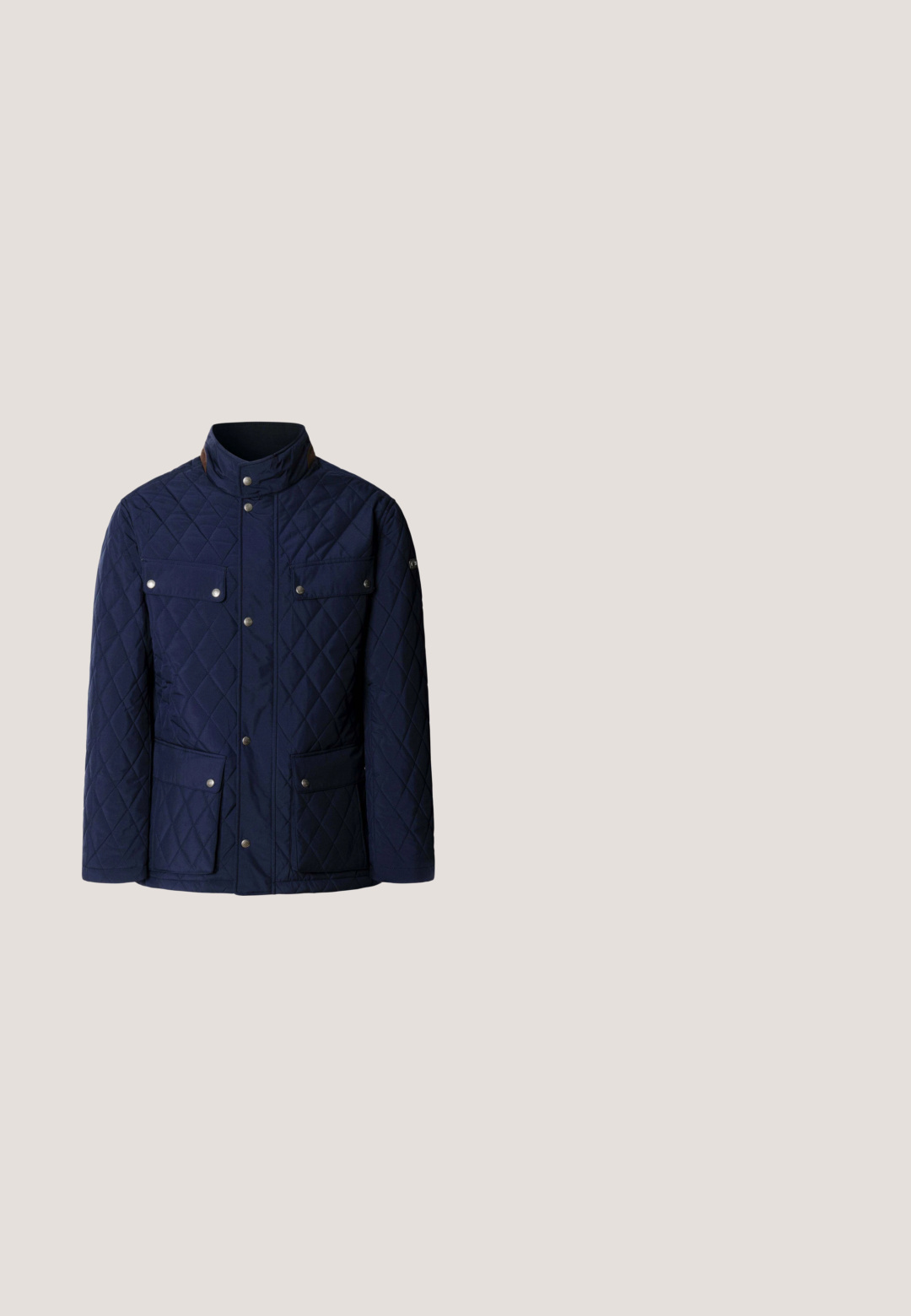 Marineblå quiltet jakke med høj krave, to brystlommer med flap og trykknaplukninger samt to store nederste lommer.; Hvid kabelstrikket langærmet sweater med rund hals og lille sort U.S. Polo Assn.-logo på venstre bryst.; Blå og hvid ternet langærmet skjorte med knapper, en enkelt brystlomme og brune knapper på hvid baggrund.; Mørkeblå denim jeans med lige ben, der har standard fem-lomme design og kontrastsying langs sømmene.; Brune læder ankelstøvler med rund tå, snørret forfra og struktureret korksål. Har en blød foring og syninger som detaljer.; Brun lædertaske med to håndtag, en lynlåslomme foran og en justerbar skulderrem på hvid baggrund.