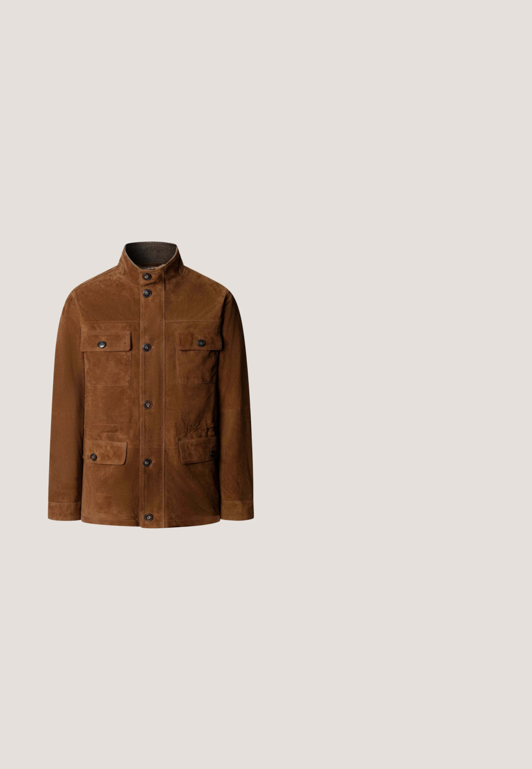 Chaqueta de ante marrón con cuello de pie, cierre frontal con botones y cuatro bolsillos con solapa y botón, mostrada desde el frente sobre fondo blanco.; Camisa de manga larga con botones, con un patrón de cuadros marrón y azul marino y dos bolsillos en el pecho con botones, extendida sobre un fondo blanco.; Jean de mezclilla azul acampanado con una cintura de altura media, que presenta un desvanecimiento de oscuro a claro, cinco bolsillos y un cierre de botón.; Botín de cuero marrón oscuro con diseño de punta alada, puntera redonda, sutil detalle de brogue, ojales de metal y tacón plano. Cuenta con una lengüeta.; Bufanda burdeos hecha de tela ligera, con patrones de paisley blancos y un borde decorativo. Forma triangular con una etiqueta.; Cinturón de cuero trenzado marrón oscuro con hebilla rectangular de latón, enrollado con costuras detalladas en el lazo de la hebilla sobre un fondo blanco.