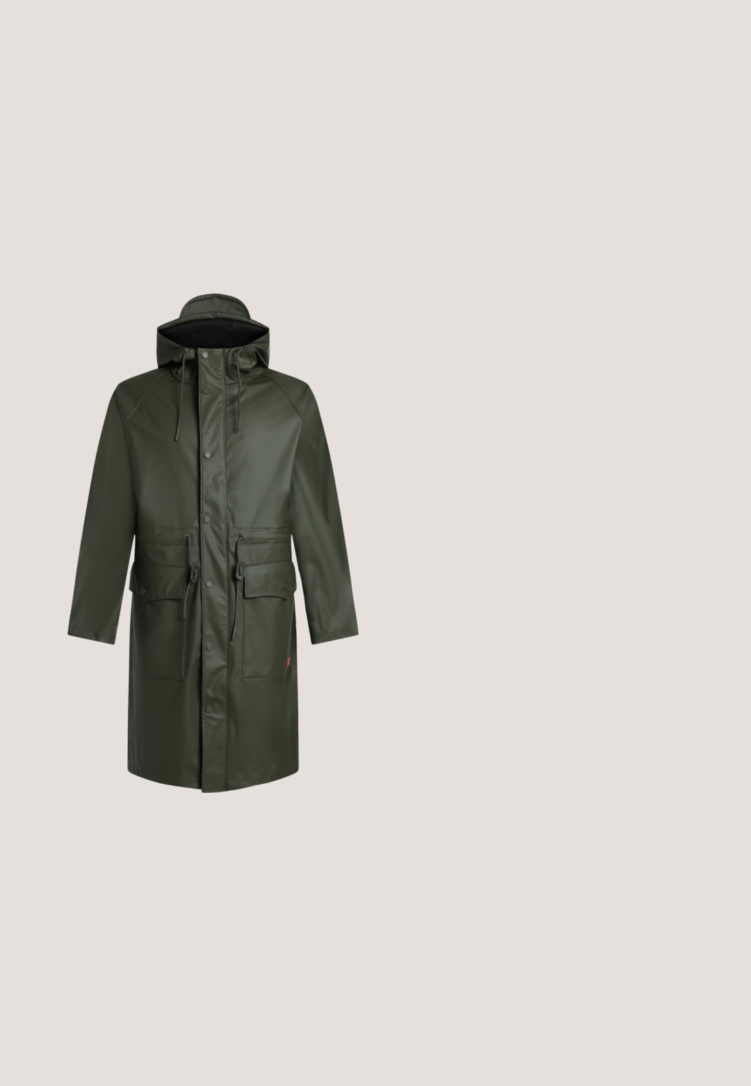 Lange olijfgroene waterdichte regenjas met capuchon, drukknoopsluiting aan de voorkant, verstelbare trekkoorden en twee grote voorzakken met kleppen.; Bruine, kortere sweater met een brede halslijn, lange mouwen en een zachte textuur. Eenvoudig, ongecompliceerd ontwerp, geschikt voor verschillende outfits.; Zwarte uitlopende jeans gemaakt van een katoenmix. Voorzien van een knoopsluiting, riemlussen en twee voorzakken voor praktisch gebruik.; Groene suède sneakers met bruine rubberen zolen, voorzien van een vetersluiting en gebogen stikseldetails, gecombineerd met zwarte, op maat gemaakte broeken.; Bruine trapeziumvormige leren handtas met een enkele schouderriem, klepsluiting en een zilverkleurige rechthoekige plaat aan de voorkant.; Set van drie zilveren ringvormige spiralen, met een gladde textuur en een uniform patroon, afgewerkt met een glanzende finish die hun ontwerp benadrukt.