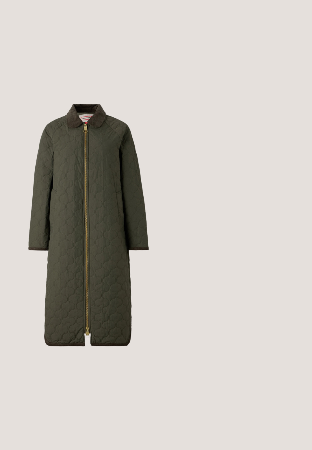 Hunter ORIGINAL FIONN - Talvitakki - dark olive; Valkoinen pitkähihainen paita, jossa on tummansinisiä vaakaraitoja ja pieni punainen, valkoinen ja sininen logo vasemmassa rinnassa.; Leveälahkeiset tummansiniset farkut, joissa on edessä nappikiinnitys ja viiden taskun malli, yksivärisellä vaalealla taustalla.; Ruske kožne cipele s debelim đonom i vezicama, s šavovima na vrhu i debelom tamnosmeđom platformom, prikazane sa strane na bijeloj pozadini.; Laivaston sininen nahkainen hobo-laukku teksturoidulla kuviolla ja kullanvärisillä metalliosilla, jonka mukana pieni viininpunainen korttikotelo, molemmissa näkyy brändin logo.; Hope korvakorut hopeanvärisessä sävyssä, joissa on sileä, pyöreä muotoilu ja pieni punainen, valkoinen ja sininen raita. Vakaat nappikiinnikkeet.