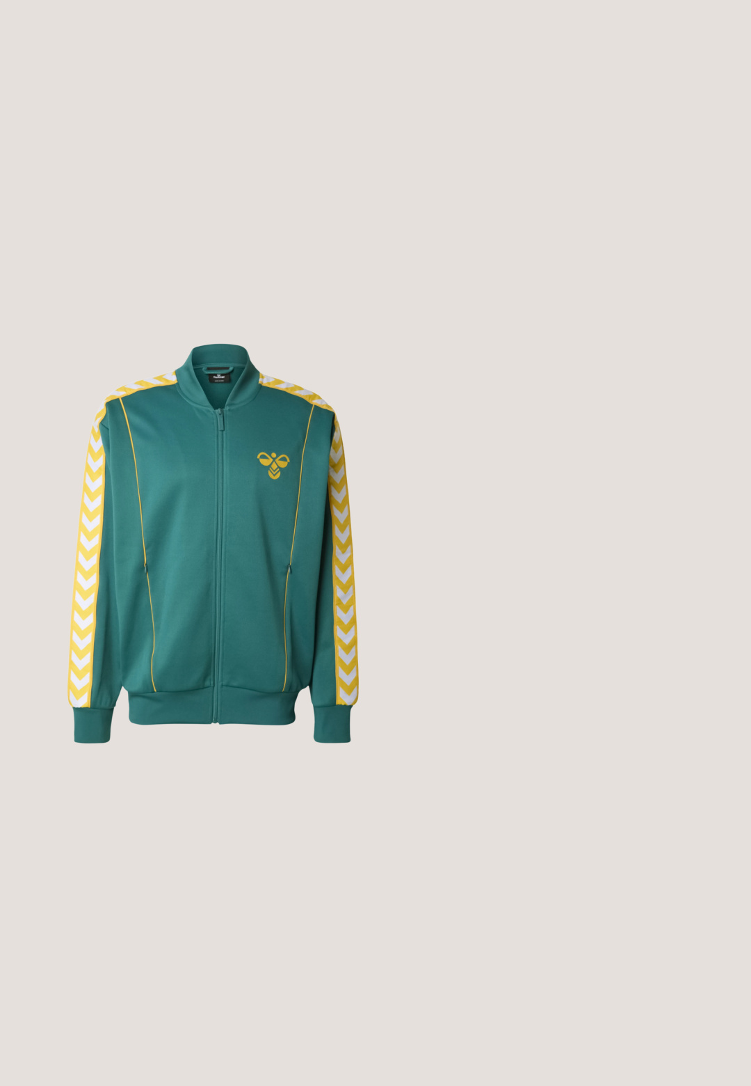 Veste de sport zippée bleu sarcelle avec accents jaunes et motif chevron blanc sur les manches. Dotée de poignets côtelés et d'un logo sur la poitrine. Matière douce.; Maillot à manches courtes rayé vert et jaune en tissu léger, arborant un logo rond proéminent avec un design de montagne orange et blanc.; Pantalon de sport vert en tissu doux, avec des bandes latérales jaunes et un petit logo. Taille élastique et coupe droite.; Baskets Puma en daim bleu sarcelle avec bande blanche sur le côté, logo Puma doré, semelle noire et logo Puma en forme de chat blanc sur la zone des orteils.; Lunettes de soleil à monture noire avec un design enveloppant et des verres orange miroir, posées sur un fond clair uni.; Pochette rectangulaire vert foncé avec fermeture éclair et petit logo crocodile brodé à l'avant côté droit.