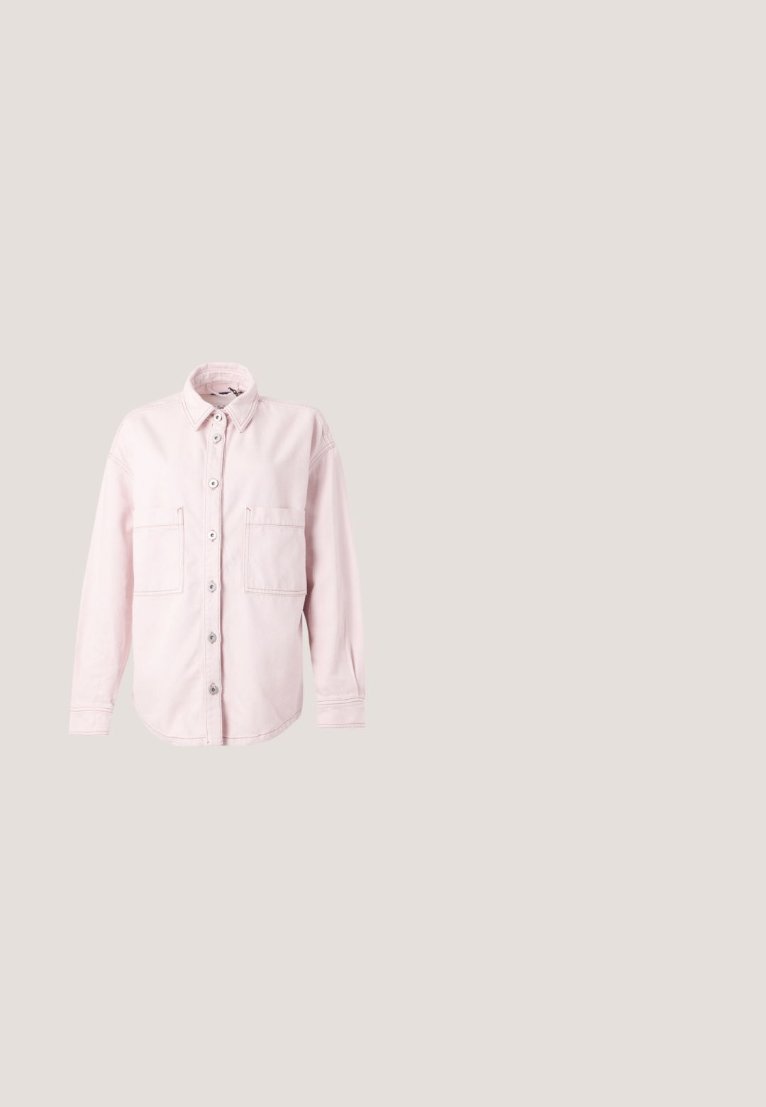 Chemise rose clair à manches longues, boutonnée, avec deux poches poitrine et col pointu, présentée sur un fond gris clair uni.; T-shirt rose vif à manches courtes avec encolure ronde et petit logo blanc "PINKO" centré près du col.; Pantalon de jogging en polaire rose clair avec taille élastique et poignets aux chevilles, comportant un petit texte brodé sur la partie supérieure de la cuisse gauche.; Baskets de sport roses avec une semelle blanche épaisse, présentant un dessus en tissu texturé et des coutures blanches contrastantes. Détails du logo sur le talon.; Sac fourre-tout rose clair avec poignées de marque et logo "HUGO" subtil sur le devant, fond uni.; Paire de petites boucles d'oreilles créoles en or avec un émail rose vif sur la moitié extérieure, présentées sur un fond blanc.