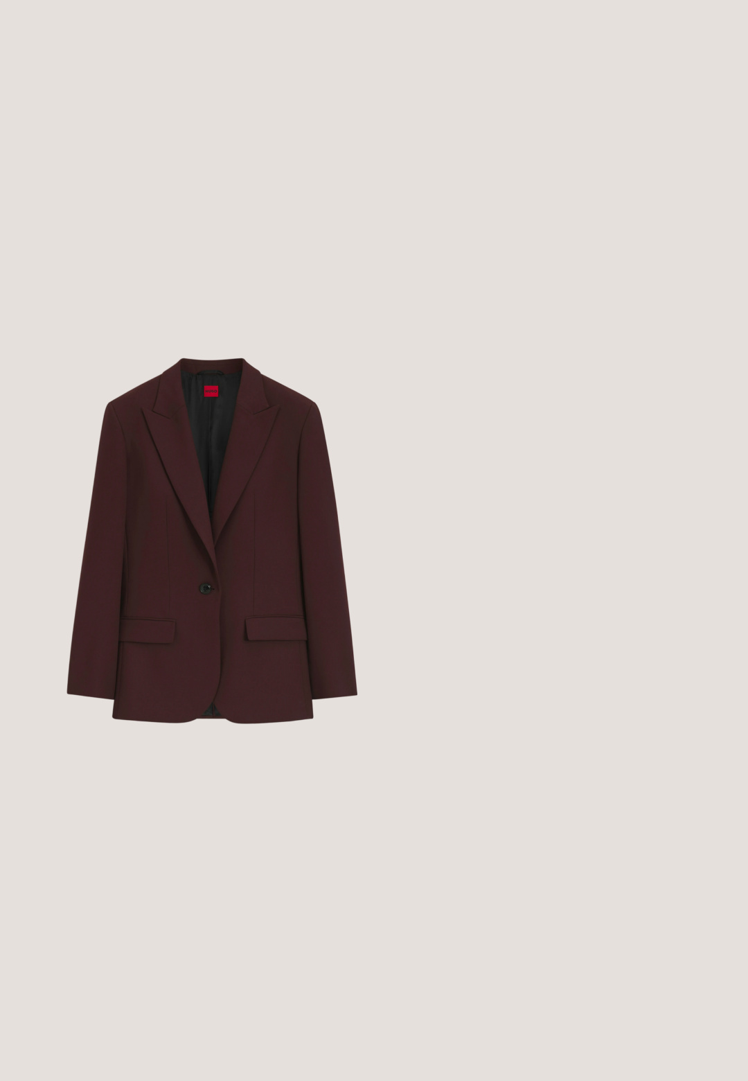 Mørk burgundy enkeltknappet blazer med notched revers og to forlommer med klap, vist fladt på en hvid baggrund.; Hvid polo shirt lavet af bomuld, der har korte ærmer, en krave og en knaplukning. Diskret mærke-logo broderet på brystet.; Højtaljede bordeauxfarvede bukser med vide ben, bæltestropper og folder foran, vist på hvid baggrund.; Sort læderstilet med rund tå og justerbar ankelrem med guld spænde på ensfarvet lyst baggrund.; Sort skuldertaske i læder med en buet rektangulær form, gyldent kæde vævet ind i en flettet sort rem og toplynlås.; Guld kæde armbånd med rektangulær BOSS logo plade og hummerlås på en ensfarvet lys baggrund.
