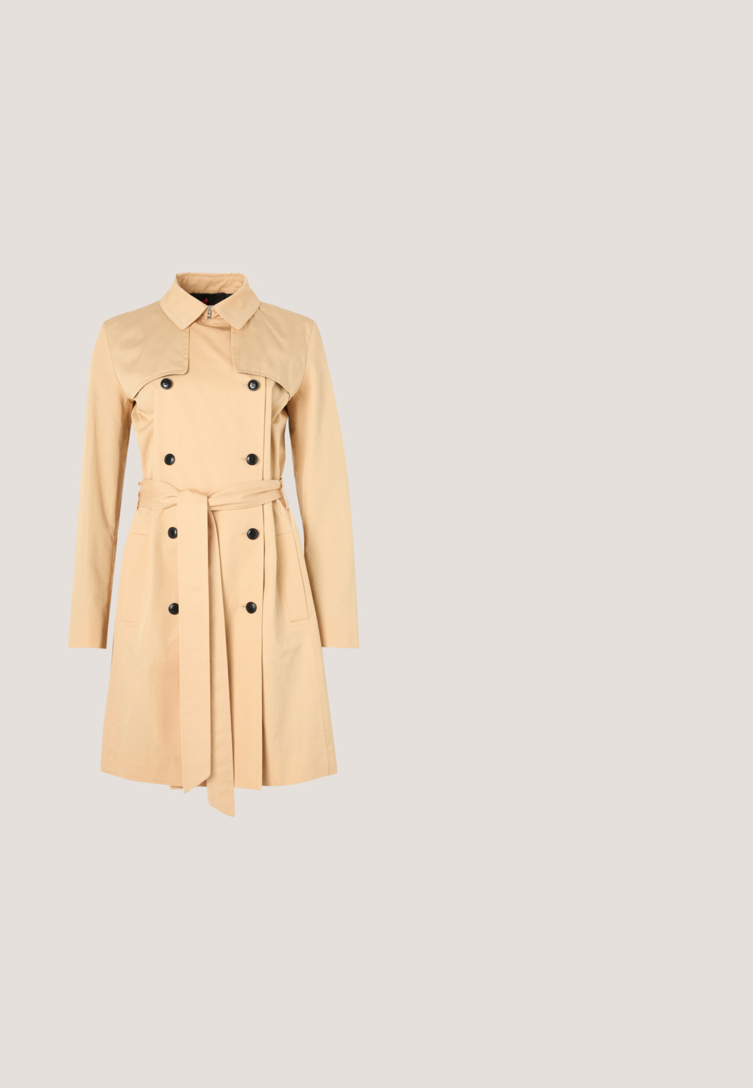 Beige trenchcoat med dobbeltknaplukning, bred krave og matchende bælte. Lavet af et glat stof med lange ærmer og lommer.; Lyserød, kortærmet top med rund halsudskæring og en subtil glans. Har en lynlås på bagsiden og en afslappet pasform. Glat tekstur.; Beige, lette bukser med elastisk talje, justerbar snor, tætsiddende pasform og sidelommer; glat tekstur og minimale sømme.; Flatsko i cremefarvet læder med rundet tå og lille guldemblem på remmen.; Cremefarvet læderhåndtaske med flet håndtag og guldlynlås, med subtilt præget "HUGO" logo i midten foran.; Par guldtonede hoop øreringe med lille sølvfarvet loop-detalje på hver, vist mod lysegrå baggrund.