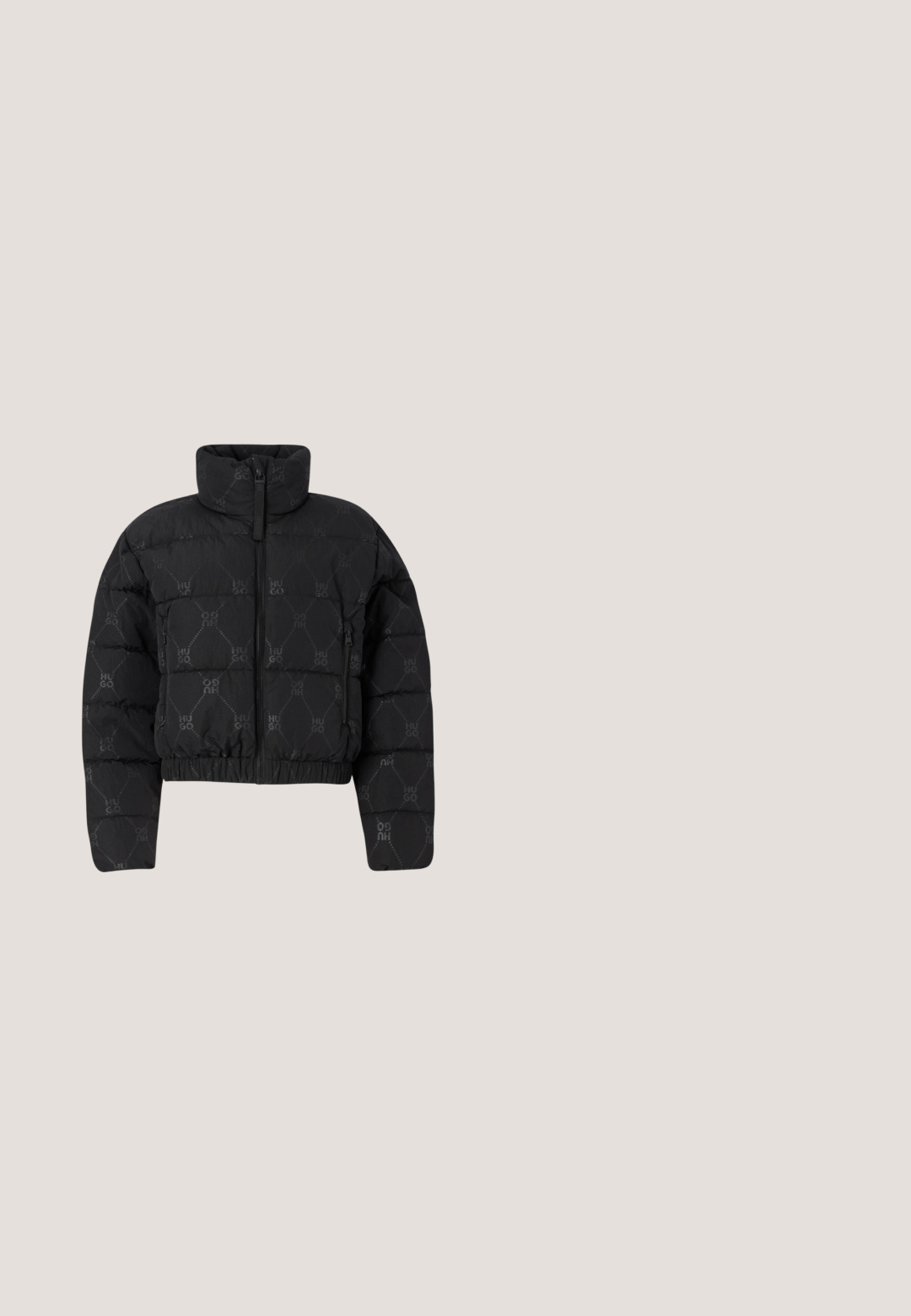 Sort pufferjakke med cropped design, der har en høj krave, frontlynlås og et gentaget "HUGO" mønster over det hele. Blød, quiltet tekstur.; Sort langærmet cropped top lavet af glat stof, med rund hals og hvid "HUGO" logo på brystet.; Lyseblå vidde jeans lavet af denim, med høj talje, forkortet nederkant og en blød tekstur med falmede detaljer.; HUGO TABITA  - Gummistøvler - black; Sort skuldertaske i læder med en buet rektangulær form, gyldent kæde vævet ind i en flettet sort rem og toplynlås.; BOSS DOUBLE B SWING - Øreringe - gold-coloured