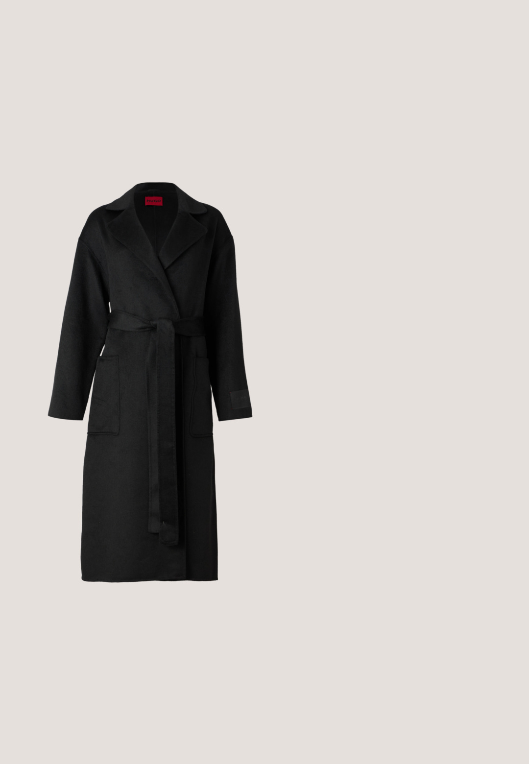 Manteau noir long avec une taille ceinturée, doté d'un col cranté, de deux poches avant et d'un tissu texturé. Sans motifs ni embellissements.; Robe noire à manches courtes, au design enroulé et devant drapé. Présente un accent métallique décoratif à la taille. Texture de tissu lisse.; Escarpin en daim noir à bout pointu, talon aiguille de hauteur moyenne et semelle intérieure beige sur fond clair.; Lunettes de soleil rectangulaires noires avec des verres foncés et un logo discret sur la branche, présentées sur un fond clair uni.; Sac d'épaule rectangulaire en cuir noir avec une petite plaque logo "HUGO" en or et une seule fine bandoulière.; Calvin Klein SPIRAL - Bracelet - silver-coloured