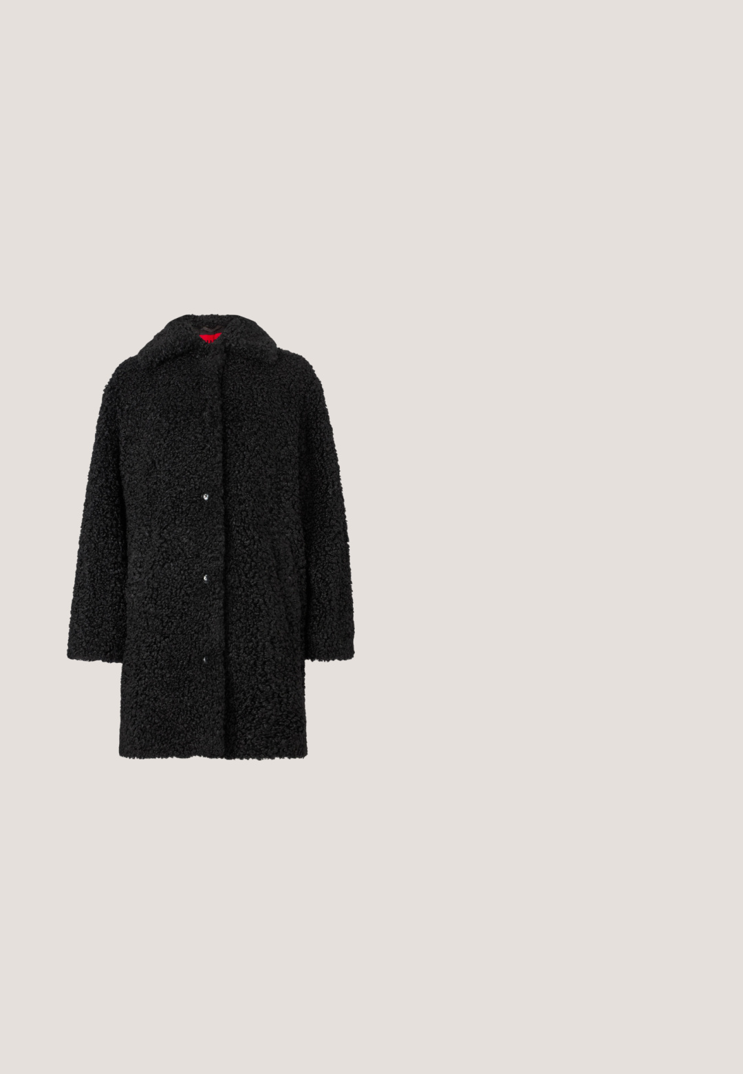 Manteau noir duveteux en matière texturée imitant la fourrure, fermeture par boutons et large col cranté. Comprend des manches longues et une coupe arrivant aux hanches.; Top noir en tricot côtelé à manches longues avec décolleté carré et coupe ajustée, présentant un tissu texturé sans quincaillerie ni accents visibles.; Pantalons cargo noirs à jambes larges, avec deux poches latérales et des poignets retroussés. Fabriqués en tissu durable avec une texture lisse.; Chaussure noire plate en cuir avec un bout pointu, bride réglable avec une boucle en métal, texture lisse et design minimaliste.; Sac à main en cuir gris texturé avec poignée supérieure, bandoulière amovible et fermoir rectangulaire doré sur le rabat avant.; Boucles d'oreilles en métal argenté avec des cristaux ronds et transparents, présentant une finition lisse et polie ainsi qu'un design circulaire avec des bords légèrement surélevés.