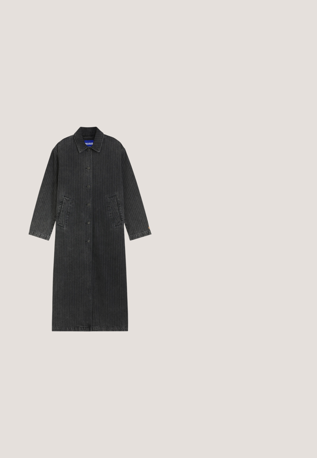 Long manteau noir à fines rayures avec boutons, col et deux poches en biais, en tissu semblable au denim.; T-shirt blanc à manches courtes avec col en V et bordure noire autour de l'encolure, présenté sur un fond blanc uni.; Pantalons larges vert clair en tissu doux, dotés d'une fermeture à bouton à l'avant, de plis et d'un ourlet net.; Mocassin en cuir noir avec un petit talon et un emblème décoratif en or sur la sangle, présenté sur un fond gris clair uni.; Sac à main noir structuré en cuir texturé. Il est doté de deux poignées courtes, d'une bandoulière réglable et d'un plaqué logo à l'avant.; Une paire de petites boucles d'oreilles en or avec des charmes en forme de boule dorée lisse suspendus au centre, sur un fond blanc.