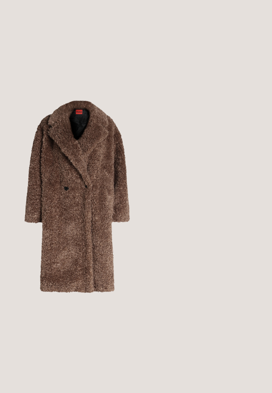 Lang brun teddykåbe med brede slag, enkelt synligt sort knap og sort inderfor med rød Hugo-label.; Brun ærmeløs ribbet top med dyb V-hals prydet med sort blondekant og en lille synlig mærkelabel ved halsen.; Leopardprint midi-nederdel i nuancer af brun og sort, med en glat tekstur og en slank, skræddersyet silhuet.; Brun højhælet sko med spids tå og tekstureret slangeskindsmønster, vist fra siden på en ensartet lys baggrund.; Leopardmønstret faux fur taske med en brun læderrem, der har en rund form og guldbelægning.; Guld hoops øreringe med et geometrisk tigerøje-drops. Glat metaloverflade med en poleret tekstur. Sikker lukke-design.