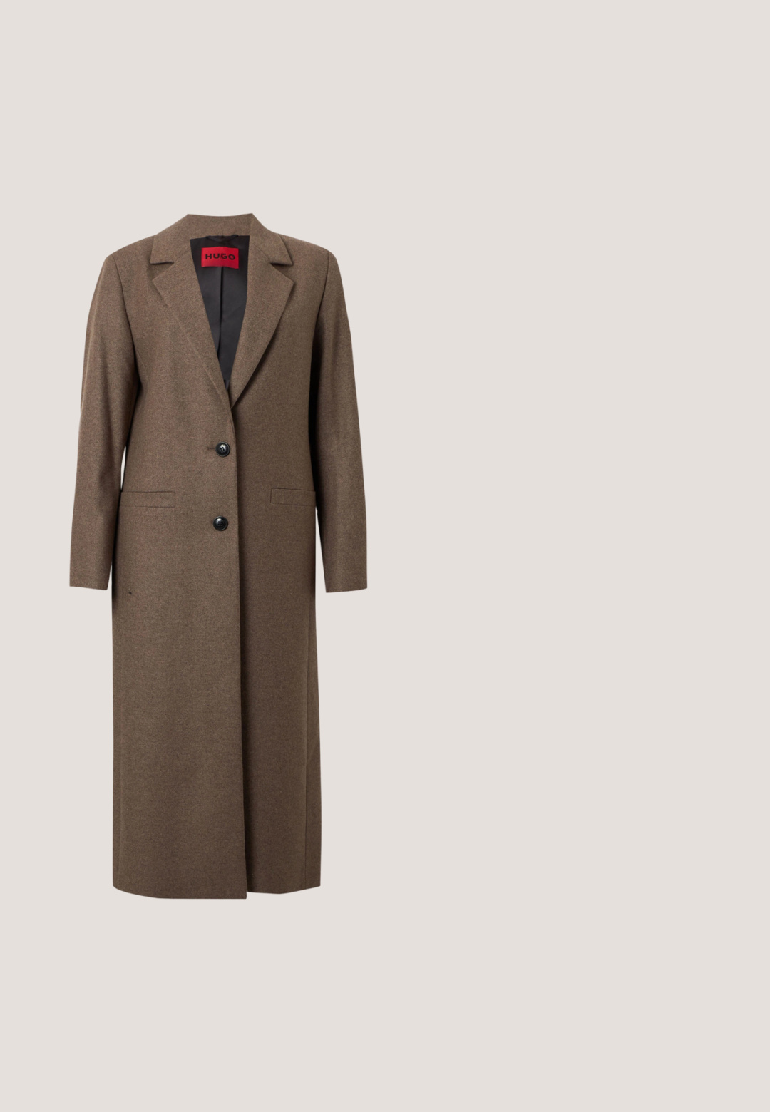 Lang brun uldfrakke med to sorte knapper, reverskrave, sidelommer og sort inderfor med rød Hugo-label.; Ærmeløs brun strikket sweatervest med ribkant ved halsudskæring, armhuler og kant.; Mørkeblå denim flare bukser med strukturerede sømme og en ren finish. Har en mellem-høj talje og brede, svungne ben.; Brun ruskind flad sko med rundet tå og lav hæl, vist i sideprofil på ensartet lys baggrund.; Mørkebrunt læderhåndtaske med to håndtag øverst, en aftagelig skulderrem og en lille rektangulær guldlogo-plakette foran.; Par sølvtonede metaleøreringe formet som den kantede bogstav M med runde fester på en hvid baggrund.