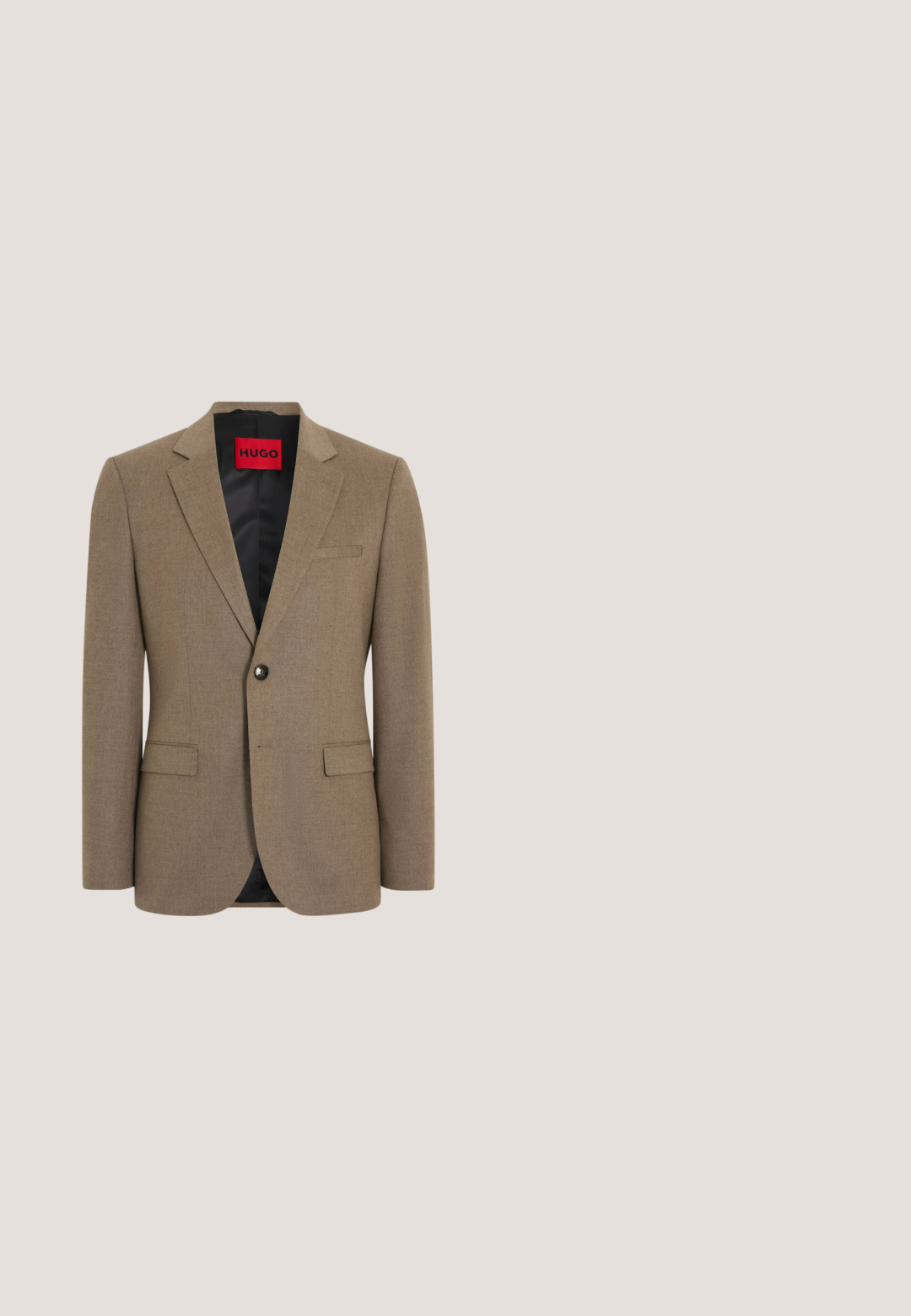 Brun blazer med enkelt knap, hakreverser, klaplommer og sort inderfor med en rød label med mærket Hugo.; Beige skjorte med knapper lavet af glat stof, med klassisk krave, lange ærmer og subtil tekstur med hvide knapper.; Mørkebrune skræddersyede bukser med en glat tekstur, der har to frontfældninger, en knaplukning og et lige ben-design.; Brun læderdresssko med snørebånd, der svæver over beige tæppe, med et rundt bord i ravfarve i baggrunden.; Brun slips med et gentaget geometrisk mønster i lysegrå. Stoffet ser glat ud med en smal, spids ende. Klassisk design.; Brun læderbælte med en glat tekstur, der har en sølvfarvet metalspænde og kontraststing ved kanterne.