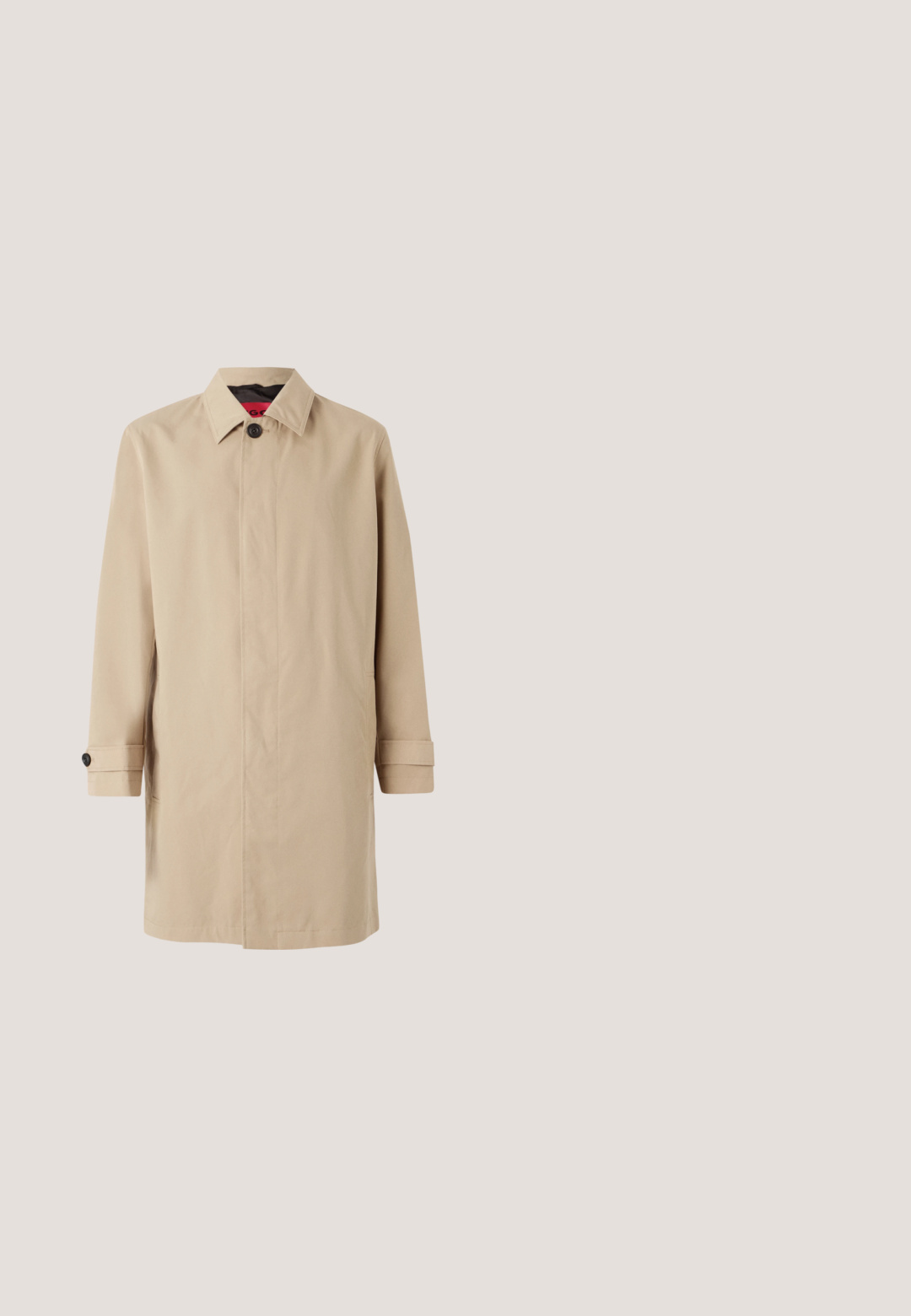 Beige Trenchcoat mit geradem Schnitt, ausgestattet mit einem Knopfverschluss, Kragen und seitlichen Taschen. Hergestellt aus glattem, leichtem Stoff.; Schwarzes Polohemd mit kurzen Ärmeln, das ein Rautenmuster aus Strickdesign aufweist, mit Kragen und durchgehender Knopfleiste. Glatte Textur und taillierter Saum.; Schwarze Hosen aus glattem Stoff, mit geradem Schnitt, zwei vorderen Taschen und einem Reißverschluss mit Knopfverschluss.; Schwarzer Leder-Loafer, der über einem hellbeigen Teppich schwebt, mit bernsteinfarbenen modernen Möbeln im Hintergrund.; BOSS Sonnenbrille - black; Schwarze, strukturierte Lacoste-Umhängetasche mit verstellbarem Tragegurt, Frontklappe, Reißverschlusstasche und Metallschnallen.