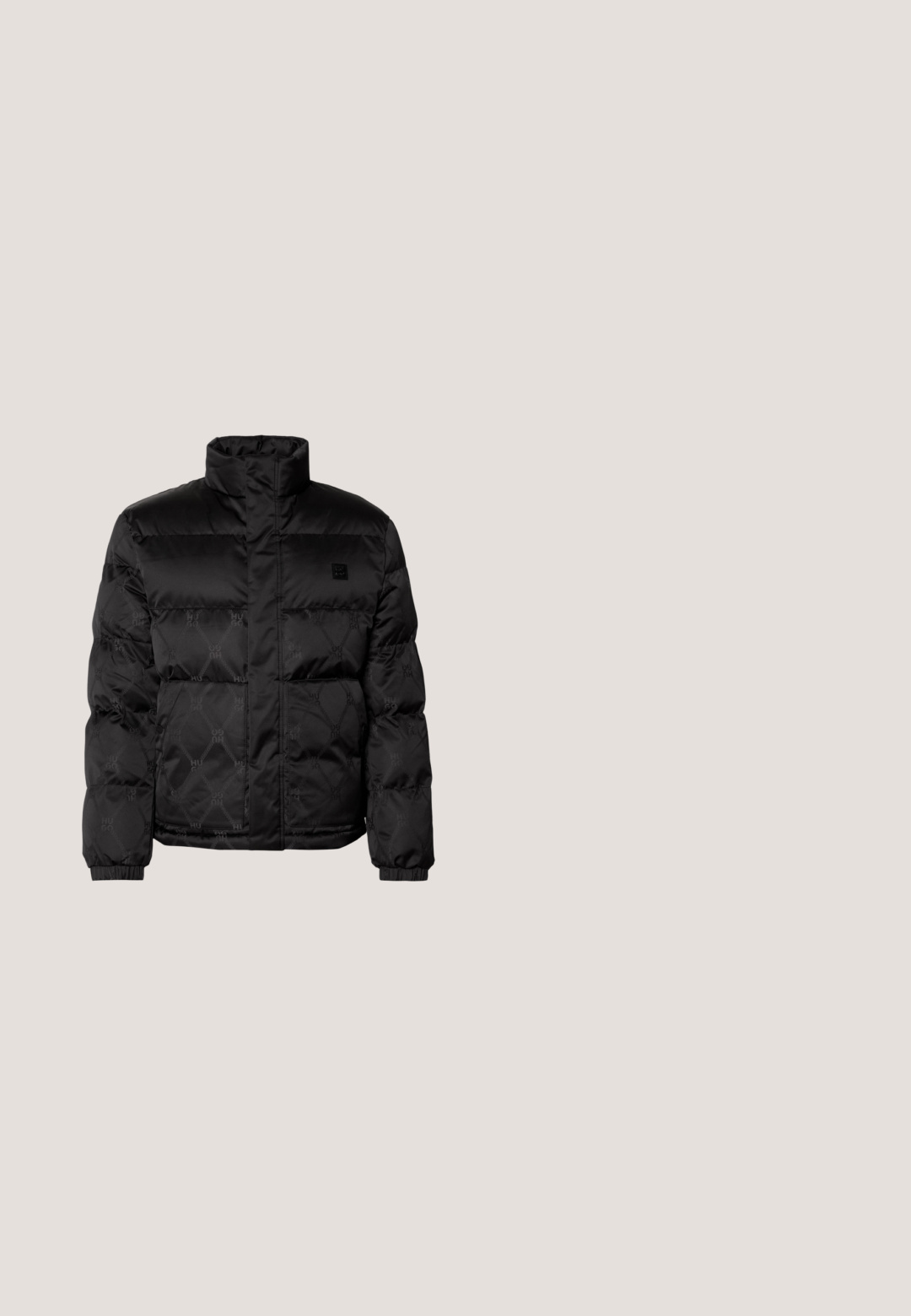 HUGO BALTO - Winterjacke - black; Schwarzer Strickpullover mit gerippten Bündchen und Saum. Auffälliges, übergroßes grünes "M" auf der linken Seite. Rundhalsausschnitt, weiche Textur.; Weißes T-Shirt mit Rundhalsausschnitt, kurzen Ärmeln und vertikalem schwarzen Kursivschrift-Text "Maison Kitsuné Palais Royal" auf der linken Seite.; Schwarze leichte Hose mit elastischem Bund, Kordelzugverschluss und Reißverschluss am Saum für eine verstellbare Passform. Glatte, elegante Textur.; Schwarze Wildledersneaker mit strukturiertem Finish, ausgestattet mit flachen Schnürsenkeln und einer kontrastierenden weißen Gummisohle mit Zickzackmuster.; Schwarze Lederetui mit strukturierter Oberfläche, ausgestattet mit einem Reißverschlusstasche, tonalem Logomuster und einem abnehmbaren Handgelenksriemen.