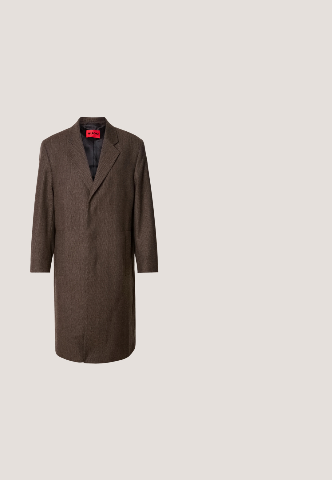 Brauner Fischgrätenmantel mit Reverskragen und zwei Seitentaschen, ausgestattet mit einem schwarzen Innenfutter und einem roten Markenschild im Inneren.; Beige Poloshirt aus strukturiertem Stoff mit einem subtilen Palmblättermuster. Es hat einen klassischen Kragen und zwei Knöpfe am Hals.; Schwarze Jeans mit weitem Bein aus Denim, mit Fronttaschen, Knopfverschluss und Gürtelschlaufen, flach auf hellem Hintergrund dargestellt.; Braune Leder-Cowboystiefel mit hohem Schaft, spitzem Zehenbereich, aufwendigen Stickmustern und kleinem Absatz. Strukturierte Oberflächenbeschaffenheit.; Dunkelbraune Leder-Duffelbag mit Doppelgriffen, verstellbarem Schultergurt und kleinem dreieckigem Markenlogo vorne in der Mitte.; Dunkelbrauner Ledergürtel mit silberner rechteckiger Schnalle und kleinem Metallanhänger mit eingraviertem Markennamen "GUESS".