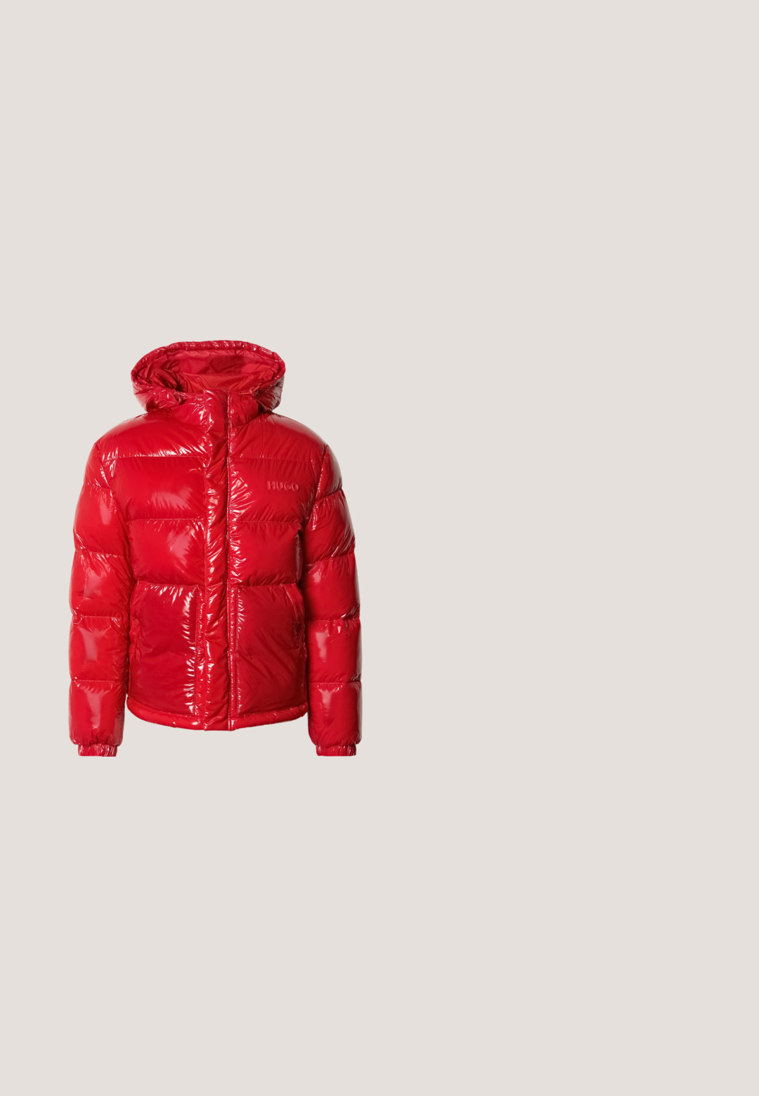 Rød pufferjakke med blank finish, polstret design, fast hætte, lynlås og "HUGO"-logo på brystet. Elastiske ærmegab og kant.; Sort hættetrøje med røde kanter på ærmer og forlommer, rød logo og teksten "HUGO" i midten af brystet, snore til hætten.; Sort kortærmet t-shirt lavet af blødt bomuld, med en klassisk rund halsudskæring og en glat tekstur, samt en lige pasform.; Sorte bomuldsbukser med lige pasform, bæltestropper, lynlås foran og en enkelt knappelukning. Glat tekstur uden synlige mønstre.; Sort læderankelstøvle med tekstureret sål, elastiske sidepaneler og træksnor på en lysegrå baggrund.; Sort Hugo duffel taske med tre lynlåslommer foran, to top-hanke og en justerbar skulderrem på hvid baggrund.