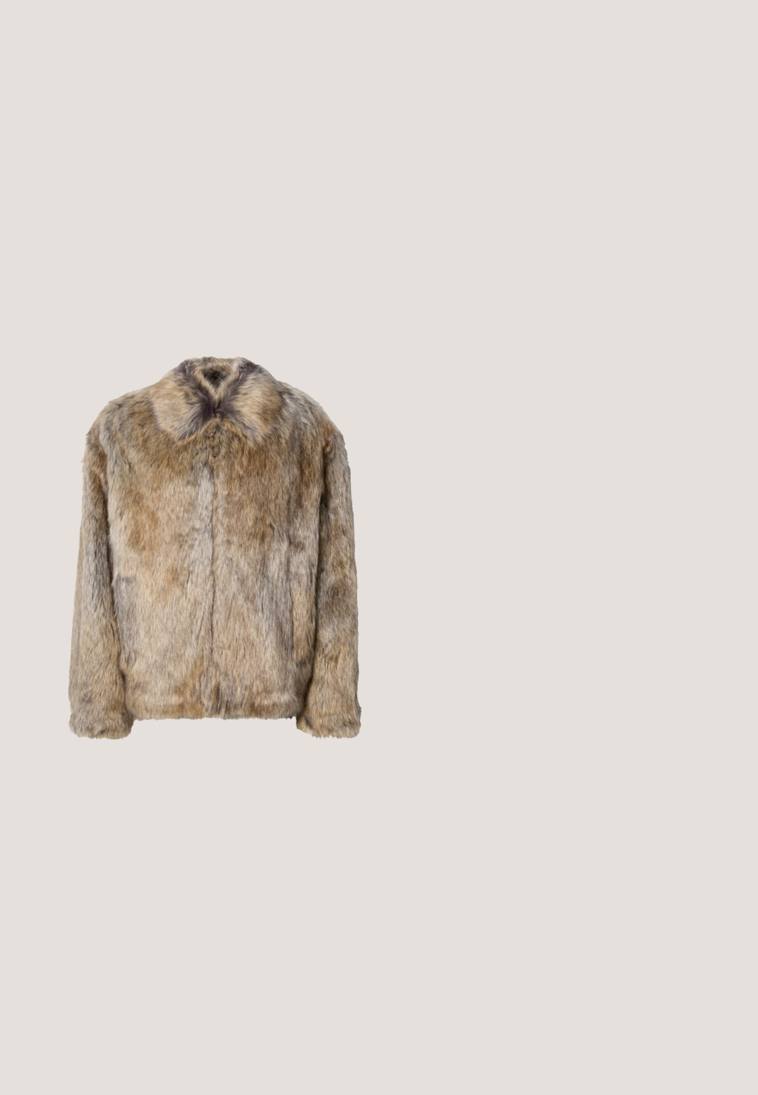 Veste en fausse fourrure de couleur brun clair avec des accents brun foncé. Dotée d'un col rond, de manches longues et d'une finition douce et texturée.; Sweatshirt blanc à col rond en mélange de coton doux, présentant une coupe décontractée, des poignets côtelés, et le logo "HUGO" en noir sur la poitrine.; T-shirt en coton noir avec col rond, manches courtes et petit logo sur le côté gauche. Design simple et texture lisse.; Jeans en denim bleu clair avec une coupe droite, design traditionnel à cinq poches, fermeture par bouton en métal et décoloration subtile à l'avant.; Bottine en cuir noir avec une finition brillante, design à lacets, col rembourré et semelle en caoutchouc robuste avec des grips de traction.; Sac bandoulière en cuir noir avec sangle réglable, poche avant zippée et logo « BOSS » sur une surface lisse et texturée.