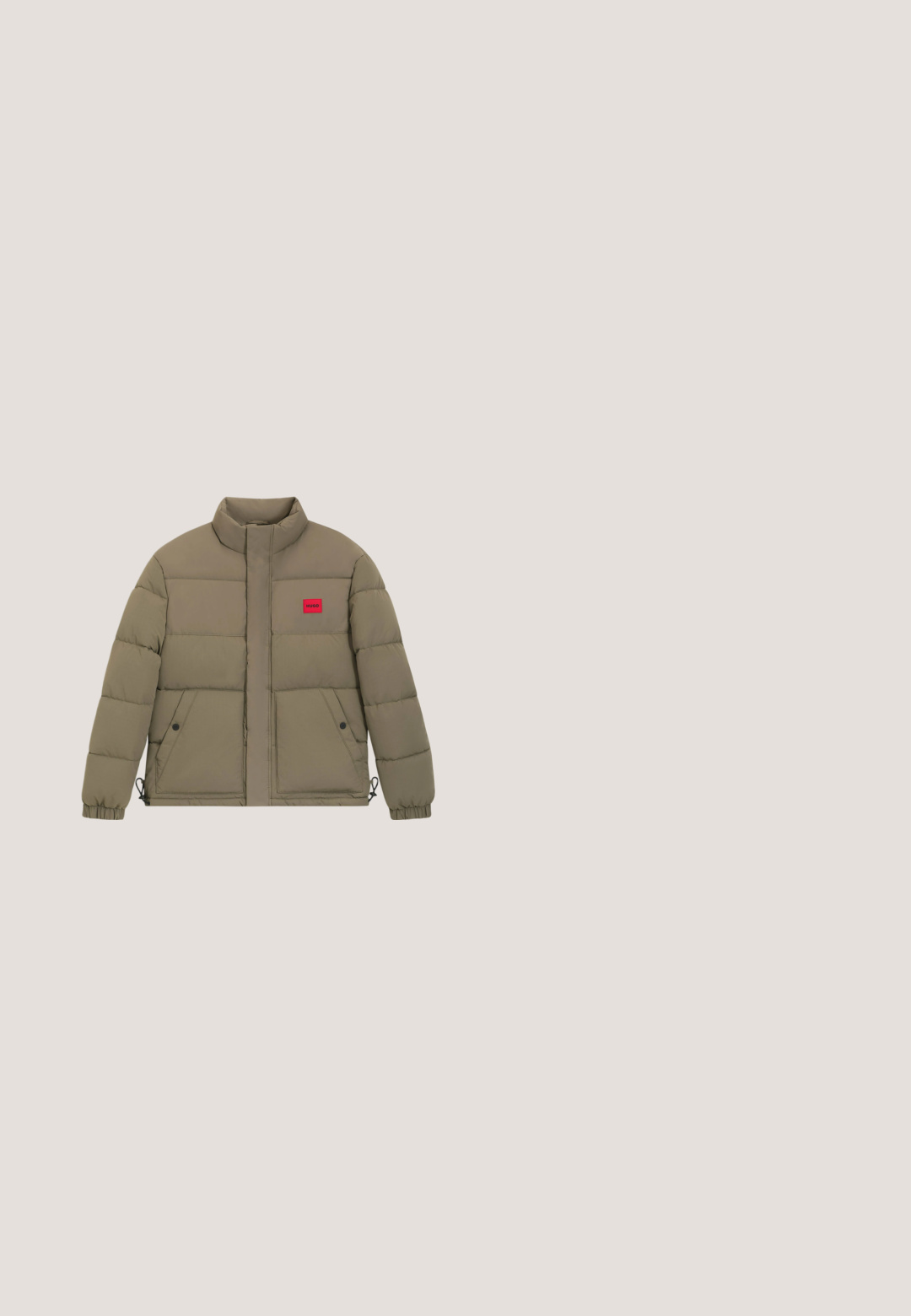 Chaqueta de plumas color caqui con cuello alto, parche de logotipo rojo, bolsillos frontales, puños elásticos y cordón en el dobladillo para un ajuste ajustable.; Suéter de punto de color beige claro con mangas largas, escote redondo, dobladillo y puños acanalados, que presenta un pequeño logo rectangular en el pecho.; Camiseta de manga corta verde oliva con sutil patrón geométrico y pequeño logo "BOSS" centrado en el pecho.; Vaqueros de mezclilla gris de pierna recta con lavado desgastado, bolsillos delanteros, trabillas para cinturón y cierre de botón en la cintura.; Botín negro de cuero hasta el tobillo con acabado brillante, diseño con cordones, cuello acolchado y suela de goma resistente con agarres de tracción.; Bolsa de lona marrón de cuero con dos asas, una correa de hombro negra ajustable y un pequeño logo "BOSS" en el centro frontal.