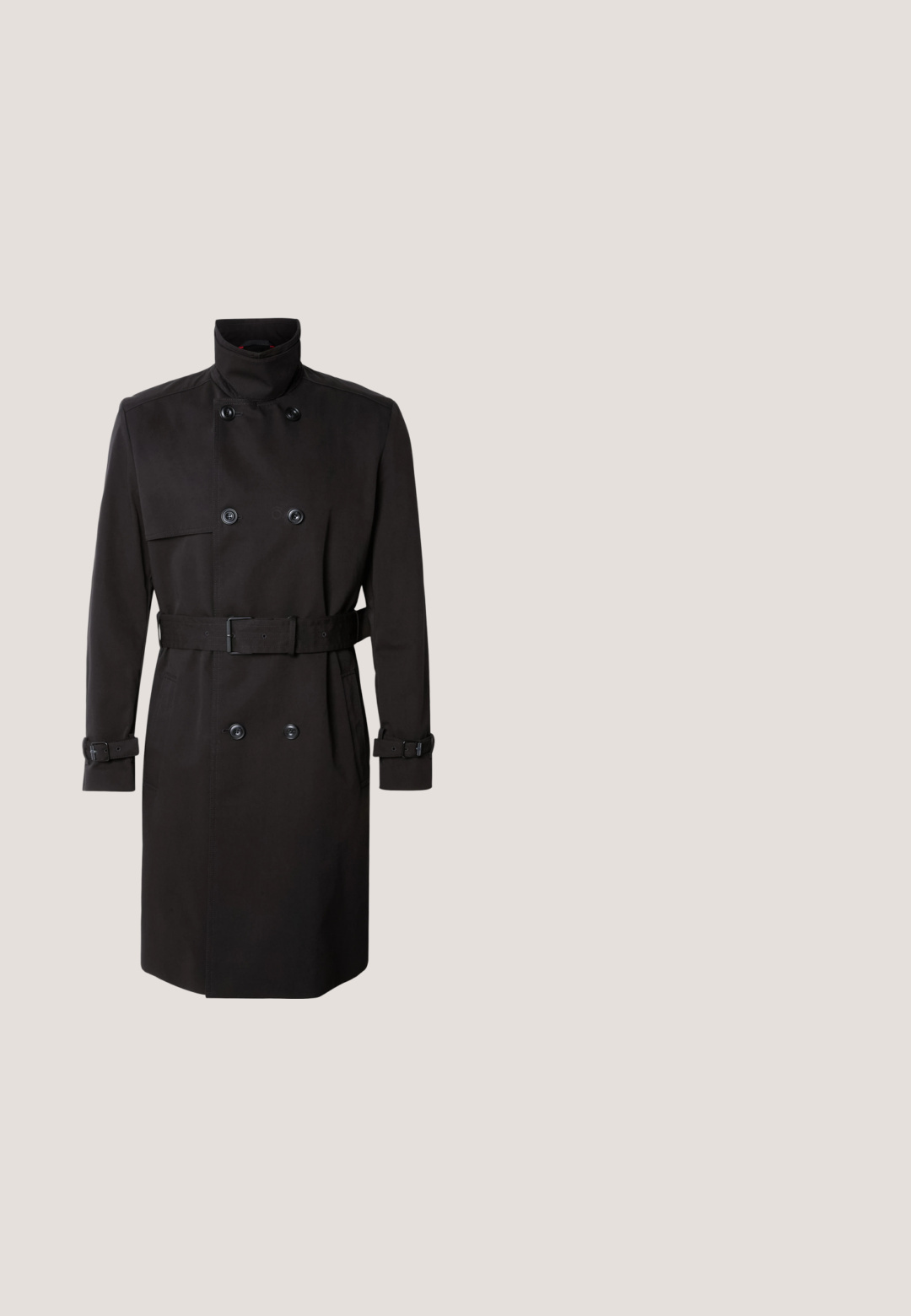 Sort dobbeltbrystet trenchcoat med høj krave, bælte i taljen og knaplukning ved ærmekanterne. Fremstillet af en glat, holdbar stof uden mønstre.; Sort langærmet rundhalset trøje med "Calvin Klein" trykt i små hvide bogstaver centreret på brystet.; Sorte tapered bukser med elastisk talje og snor. Glat stof med en let tekstur, udstyret med læg og sidelommer.; Sorte læder ankelstøvler med elastiske sidepaneler, en glat overflade, rund tå og en lav stabelhælt.; Sorte, rektangulære solbriller med mørke linser og slanke arme med en sølvfarvet BOSS-logo på siden.; Sort rektangulær kuffert med håndtag på toppen, lynlåslomme foran og aftagelig skulderrem med Lacoste-logo.