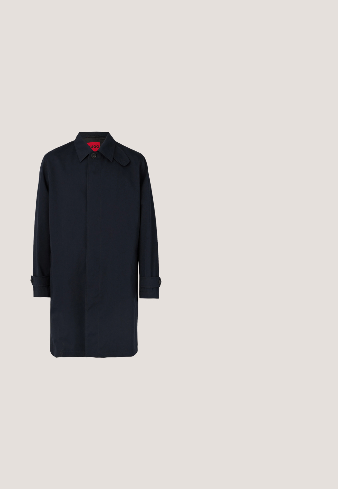 Navyblå frakke med lige snit, knaplukning og op rullede ærmer. Fremstillet af glat stof med klassisk kravedesign.; Sort sweater lavet af tekstureret strikket stof, med rund halsudskæring, lange ærmer og ribbestrikkede manchetter og kant. Subtil branding på brystet.; Hvid T-shirt med korte ærmer, med vandrette sorte striber og et lille rundt logo på venstre bryst mod en ensfarvet baggrund.; Mørkeblå denimjeans med lige ben, fem-lomme stil og kontraststing. Har en knap- og lynlåslukning.; Sort læder Chelsea-boot med elastisk sidelapel og en rød trækstrop bagpå, vist på en neutral hvid baggrund.; Sort læderbælte med en sølv metalspænde og røde syninger, der har en glat, mat overflade og et klassisk design.