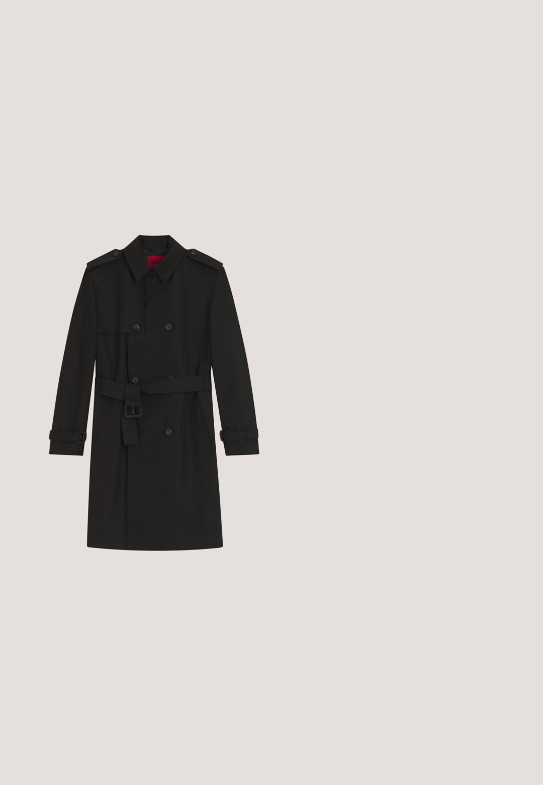 Zwarte dubbelgeknoopte trenchcoat met tailleceintuur, schouderepauletten en gespbanden op de manchetten, plat gelegd op een witte achtergrond.; Zwart shirt met lange mouwen en ronde hals, eenvoudige, losse pasvorm, plat gelegen op een lichtgrijze achtergrond.; Grijze spijkerbroek met rechte pijpen, voorste knoop- en ritssluiting, vijf zakken en riemlussen, plat liggend op een witte achtergrond.; Zwarte leren loafers met een gladde afwerking, voorzien van een decoratieve band en contrasterende stiksels, gecombineerd met beige broeken.; Rvs-horloge met een zwart gestructureerde wijzerplaat. Voorzien van Romeinse cijfers, sub-dials en een datvenster. Zilverkleurige afwerking op de band.; Donkerbruine gevlochten leren riem met zilveren metalen gesp, opgerold op een witte achtergrond.