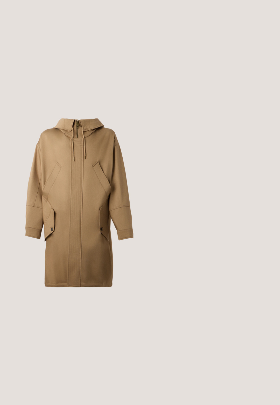 Lange camelkleurige jas met capuchon, rits aan de voorkant, twee schuine zijzakken met knoopflappen en lange mouwen.; Wit T-shirt met korte mouwen en ronde hals, met kleine rode "MICHAEL KORS" tekst gecentreerd op de borst.; Joggingbroek in crèmekleur met elastische tailleband, veter aan de voorkant, zijzakken en elastische boorden bij de enkels.; Bruine lage sneaker met witte zool en streep, gestructureerd sterpatroon op de neus en merknaam gegraveerd nabij de hiel.; Beige crossbodytas met voorvak, zwarte gespband, goudkleurige hardware en een subtiel geperst patroon op het stofoppervlak.; Zilveren hoops met een getextureerde hexagonale vorm, versierd met heldere strasstenen, met een scharnier sluiting en een platte oppervlaktedesign.