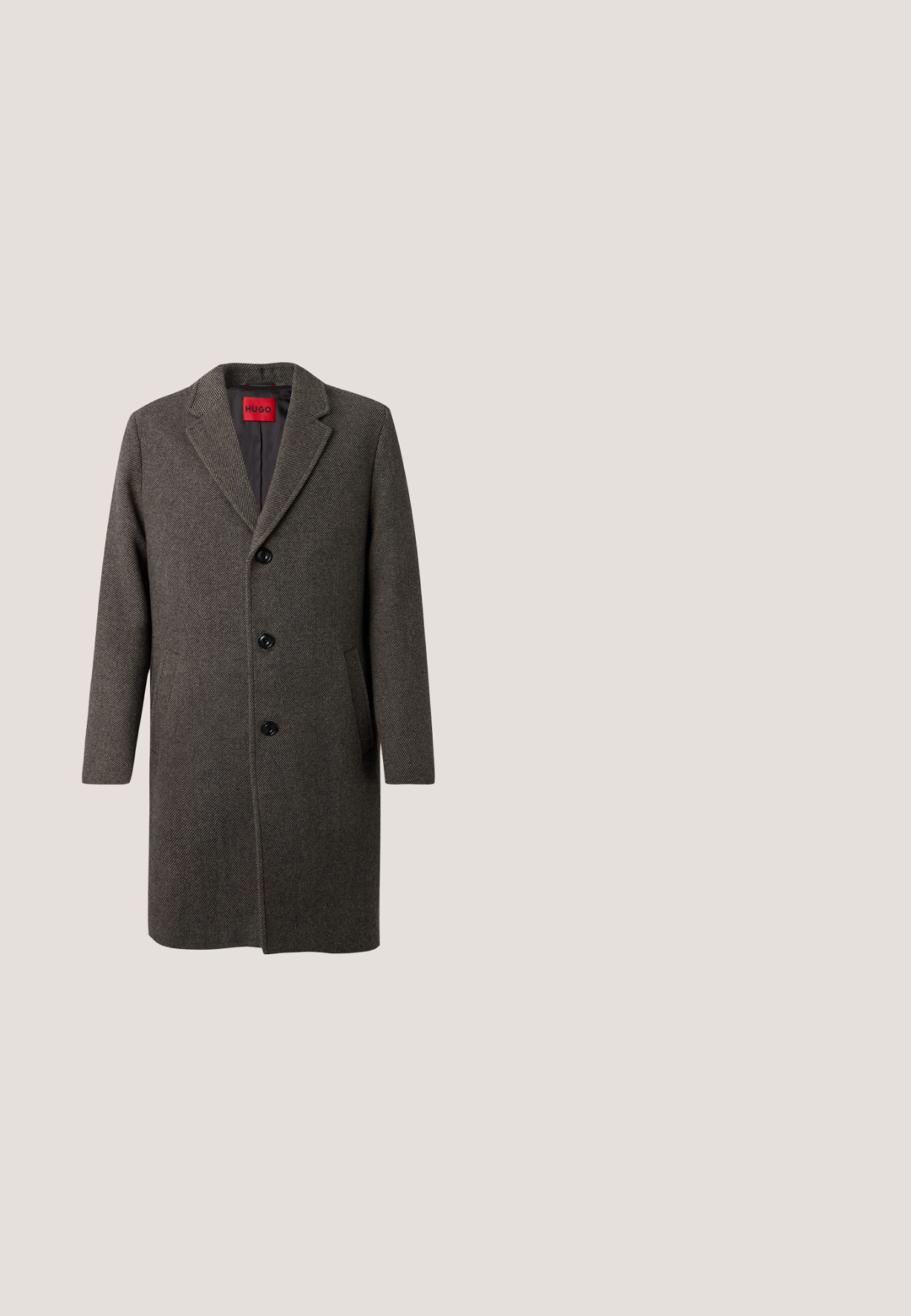 Manteau long homme en mélange de laine gris foncé avec trois boutons noirs, col à revers cranté et poches latérales, étiqueté Hugo.; Pull en col roulé marron fabriqué en tissu tricoté doux, avec une coupe décontractée, des manches longues, et des détails côtelés aux poignets et au col.; Chemise en denim gris clair avec un col boutonné, des manches longues, une poche poitrine simple et un petit logo brodé sur le bas à gauche.; Pantalon sur mesure marron foncé avec un motif de fines rayures, coupe droite et texture de tissu lisse. Présente une taille standard.; Bottine Chelsea en cuir marron avec panneaux latéraux en élastique, tirette, bout arrondi et un petit talon empilé. Texture lisse, design minimaliste.; Ceinture en cuir marron avec une boucle rectangulaire en argent brillant, présentant une texture lisse et des coutures propres tout au long des bords.