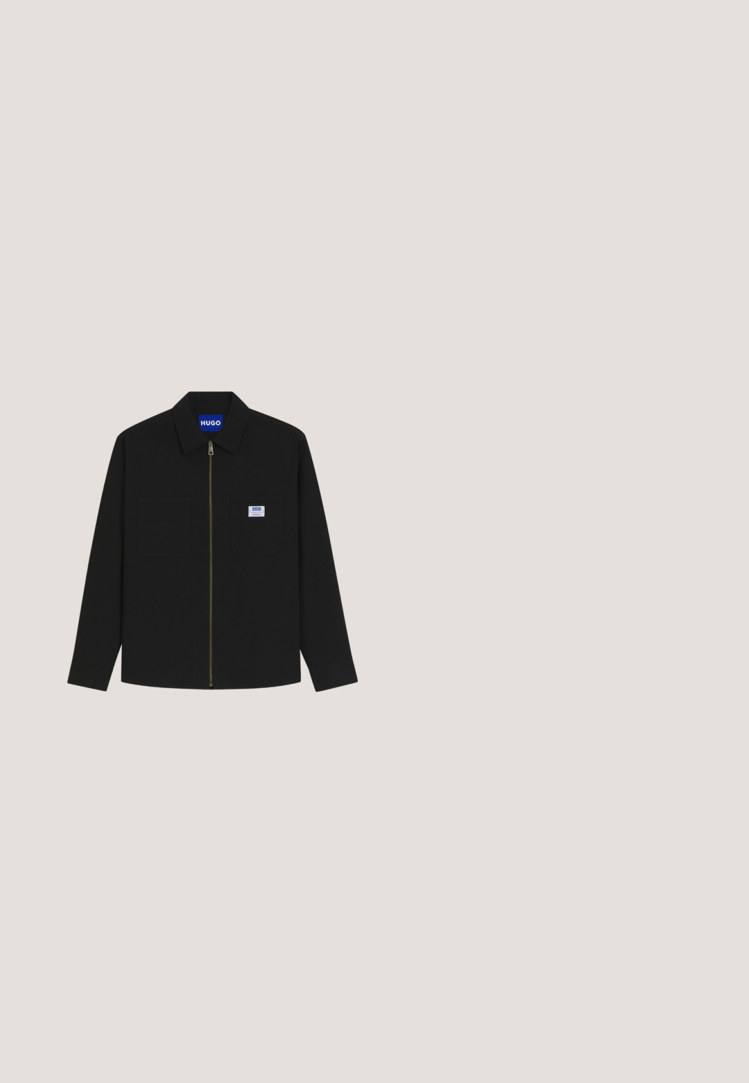 Zwart shirt met lange mouwen en rits, twee borstzakken, kraag en klein wit logo op de rechterborstzak.; Langemouwen bordeauxrode gebreide trui met een ronde hals en geribde boorden bij de manchetten en zoom, met een klein rood-wit Levi's-logo op de borst.; Wit katoenen T-shirt met korte mouwen en ronde hals. Voorzien van een groen geborduurd "DICKIES" logo op het linkerborstgebied.; Beige flarebroek gemaakt van een katoenen blend stof, voorzien van een knoopsluiting, riemlussen en een vlakke voorkant met een gladde textuur.; Bruine leren Chelsea-boot met elastische zijpanelen, een treklabel en een lage gestapelde hak. Gladde textuur met ronde neus en minimale details.; Turquoise crossbodytas gemaakt van zachte stof, met een voorvak met rits en een zwart patroonriem, met de tekst "KARL LAGERFELD JEANS" in zwarte letters.