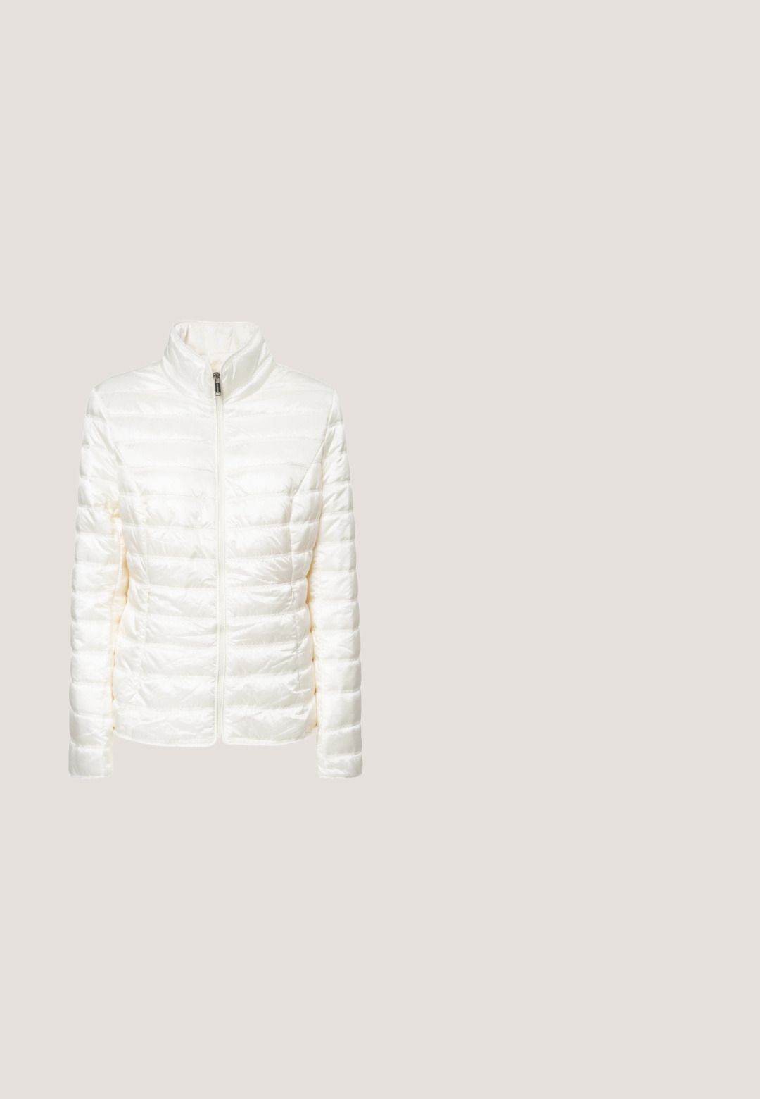 Chaqueta acolchada blanca tipo puffer con un cuello alto y cremallera frontal. Presenta costuras horizontales y una textura suave y brillante.; Camiseta negra de manga corta con cuello y puños de canalé rosa. Presenta un pequeño logo floral blanco en el centro. Tejido de algodón.; Pantalones cortos de mezclilla azul claro con bolsillos frontales, presillas para cinturón, un botón metálico y cierre de cremallera.; Zapatilla blanca con suela estriada, detalles en dorado y cremallera lateral. Material de piel suave con detalles de costura. Tacón reforzado.; Bolso de mano de imitación cuero negro tejido, con una correa desmontable, herrajes dorados y cierre de cremallera. Presenta un acento de logo triangular.; Pulsera de cadena de oro con un colgante rectangular adornado con pequeños cristales transparentes y un colgante triangular con el logo cerca del cierre.