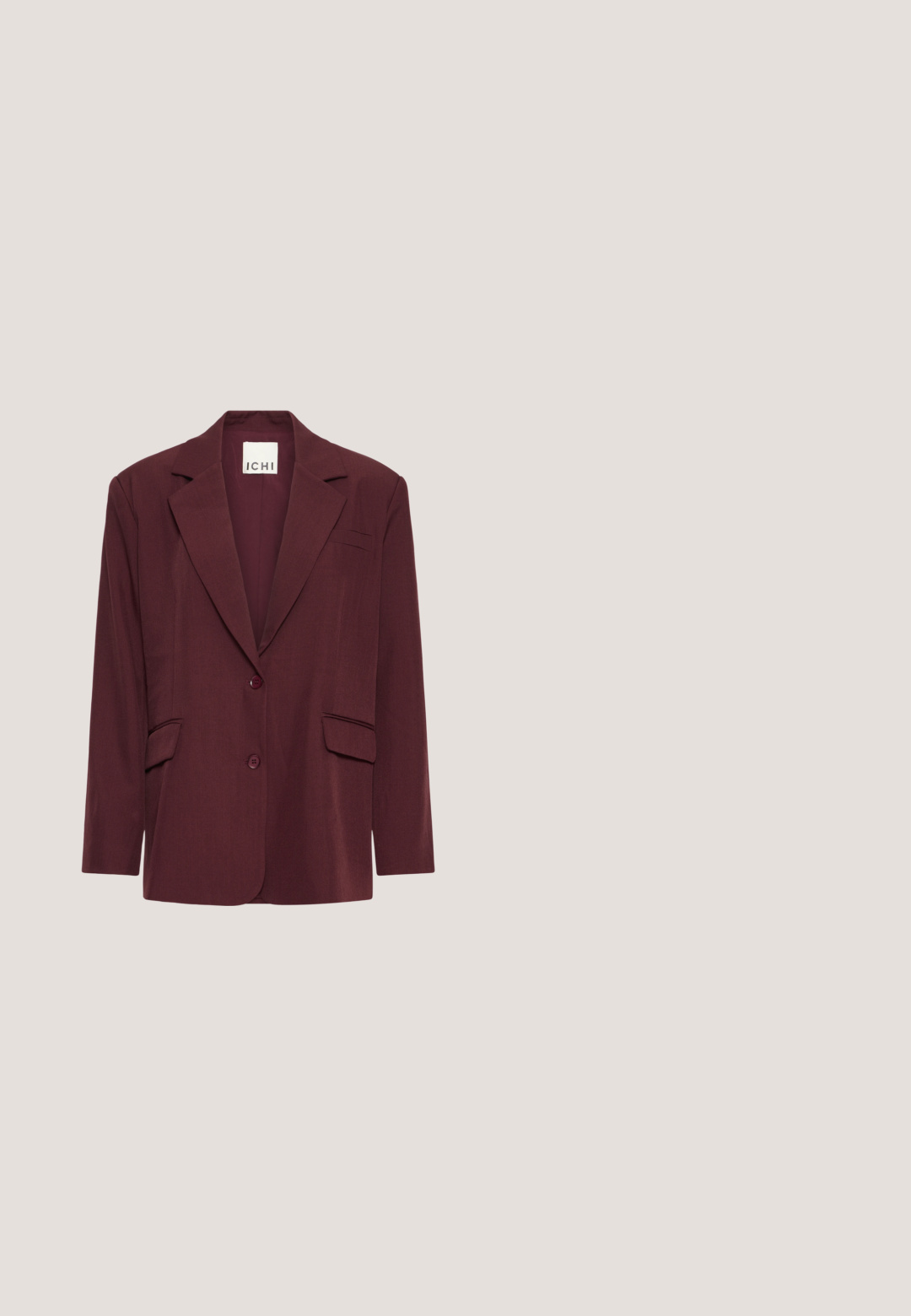 Donker bordeauxkleurig getailleerd colbert met twee voorknopen, twee klepzakken en een notched reverskraag.; Rode fluwelen top met lange mouwen, een hoge nek en een ritssluiting op de rug. Gladde textuur en een getailleerde silhoutte die een glanzende afwerking benadrukt.; Bordeauxrode geplooide broeken met een taps toelopend ontwerp en een soepele textuur. Heeft een hoge tailleband en geen zichtbare hardware of accenten.; Rode gepatenteerde leren muiltjes met een open teen, gebogen bovenkant en een slanke hak. Zachte textuur met een glanzende afwerking en een minimalistisch ontwerp.; Glanzende donker bordeauxrode clutch met een gouden kettingriem, rechthoekige vorm en een gevouwen flapsluiting.; Rode glazen oorbellen met een gladde, glanzende afwerking. Elke oorbel heeft een spiraalontwerp met een cirkelvormige uitsparing in het midden.