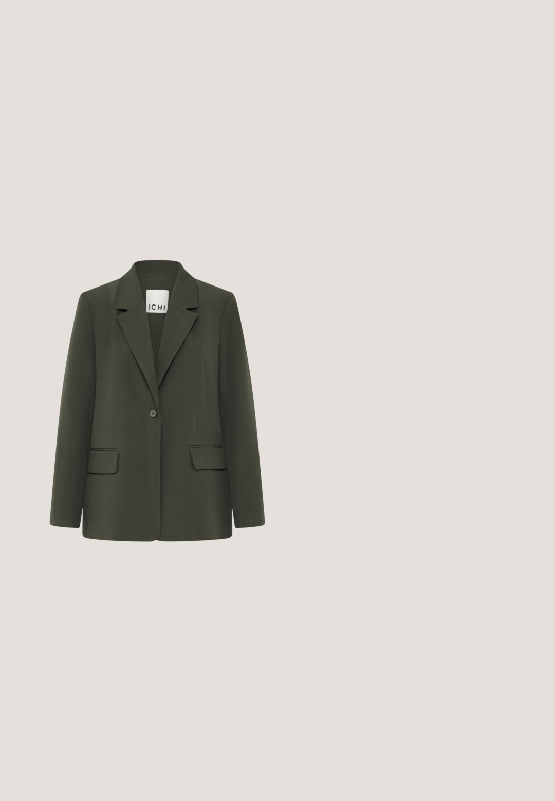Blazer vert foncé à un bouton avec revers crantés et deux poches avant à rabat, présenté sur un fond blanc uni.; Haut à col roulé sans manches en tissu côtelé de couleur vert foncé. Caractéristiques : un col haut, une texture lisse et une coupe ajustée.; Pantalons à jambes larges en tissu vert olive foncé, dotés d'une taille douce et d'une texture lisse avec des détails de couture minimes.; Baskets en tissu vert avec des accents en zigzag blanc, tige texturée, fermeture éclair et semelle en caoutchouc fumé.; Sac à main croissant en daim marron avec bandoulière réglable et fermeture éclair argentée, marquage visible au centre avant.; Boucles d'oreilles créoles en or avec pendentifs en forme de cœur en malachite verte, sur fond blanc.