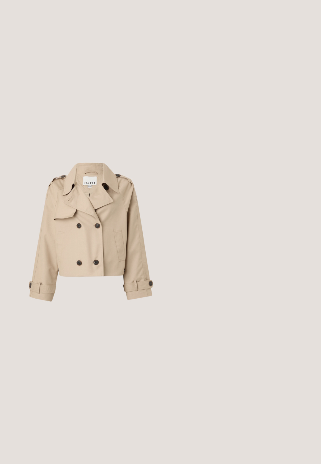Beige lühikese lõikega trench coat kahe nööbiga, suure krae ja üleskeeratud mansettidega. Valmistatud siledast ja kergekaalulisest kangast.; Pruun pika varrukaga vabaaja pluus mandariinkaelusega, eest volditud ja kergelt kõverdatud äärega, laotatud valgele taustale.; Beezid kohandatud püksid sirge säärega, millel on kaks eesmist voldikut, lamedat eesmist disaini ja sujuv, kerge kangas.; Beež sametise tekstuuriga tagumikuga kõrge kontsaga king, millel on terav must varvas ja kitsas konts, tavalise valge taustaga.; Beežist nahast käekott kahe õlarihma ja väikese kuldse klambri detailiga esiküljel, esitatud ühevärvilise valge tausta ees.; Hõbedane rõngas kõrvarõngas poleeritud viimistlusega, millel on väikesed kuldsed aktsendid ja ümmargune kuju, kantud lobus.