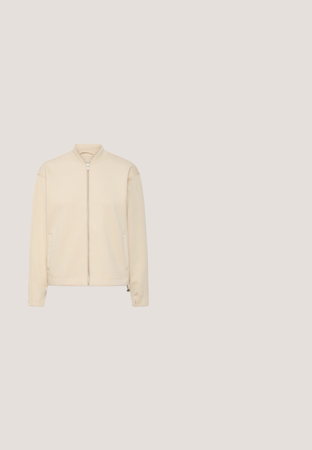 Beige Bomberjacke mit Reißverschluss, ribbeltem Kragen und Bündchen, zwei Seitentaschen und einer glatten Textur. Einfaches und funktionales Design.; Weißes Baumwolloberteil mit Rüschendetail, Spitzensaum am Saum und verstellbaren Rüschenträgern. Leichter Stoff, lockere Passform.; Helle graue Hose mit einem weißen Blattmuster, gefertigt aus einem weichen Stoff, mit einem elastischen Bund und lockerer Passform.; Weißer Sneaker mit niedrigem Schaft, beigen Akzenten und einem metallisch goldenen, geschwungenen Streifen, weißen Schnürsenkeln und Zugschlaufe an der Ferse, präsentiert vor weißem Hintergrund.; VENEZIA CROSS BODY BAG - Handtasche - white; Zarter Silberkettenarmband mit einem kleinen Ginkgoblatt-Anhänger und verstellbarem Verschluss mit einem winzigen Kristall am Ende.