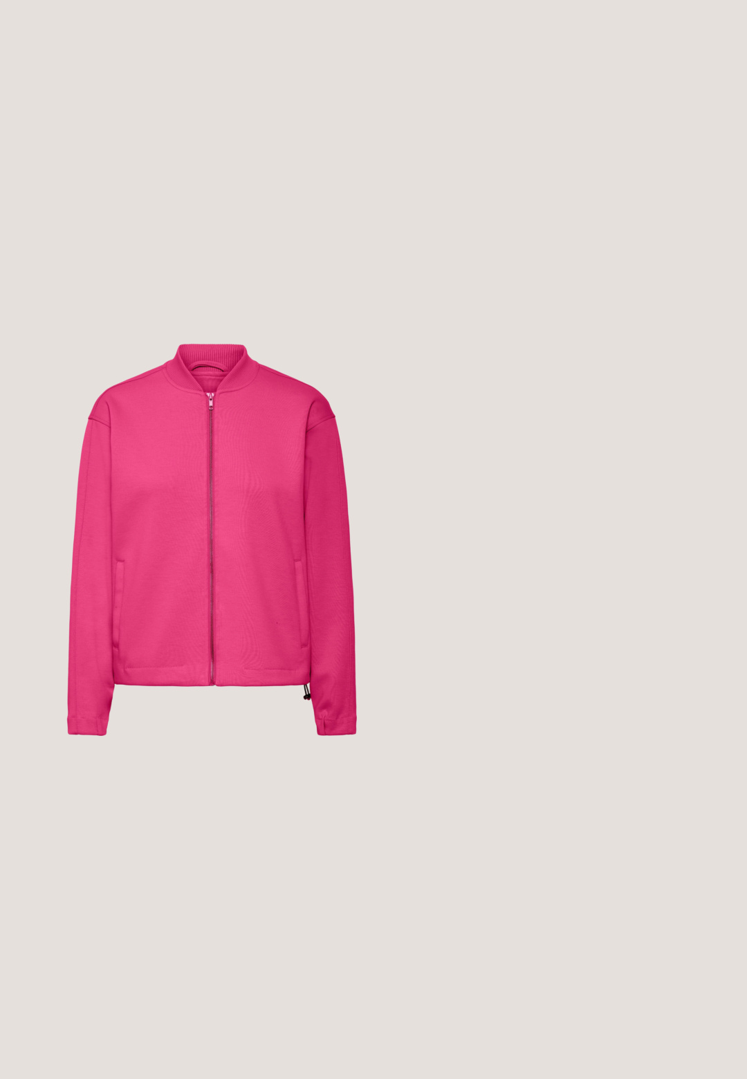 Chaqueta rosa con cremallera, fabricada en un tejido suave. Presenta un cuello y puños de canalé, dos bolsillos laterales y un diseño de corte recto. Textura suave.; Camiseta rosa de manga corta con cuello redondo y un pequeño gráfico de un corazón blanco sonriente en el lado izquierdo del pecho.; Pantalones de tela negra con patrón floral en blanco y rojo, con cintura elástica y cordón ajustable, y puños fruncidos. Material ligero.; Zapatilla de ante rosa de perfil bajo con rayas blancas en los laterales, suela marrón, cordones delanteros y detalle naranja en el talón.; Bolso tote de cuero rosa con textura suave y diseño plano. Cuenta con una correa de hombro de tela roja y un logotipo en relieve en el lado frontal.; Anillo de oro con un gran centro de esmalte fucsia, liso y redondeado. Grabado internamente con "SINGULARU." Diseño simple y moderno.