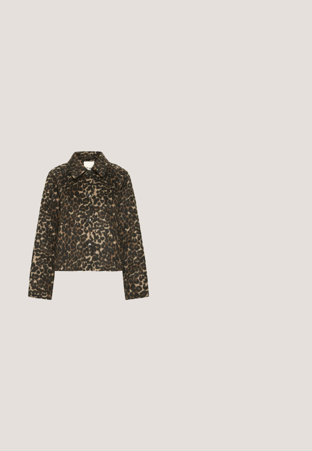 Veste à imprimé léopard avec manches longues, col en pointe et quatre boutons sur le devant, présentée sur fond blanc uni.; T-shirt court à manches courtes marron foncé, avec un col rond, une coupe décontractée et un détail de col côtelé.; Shorts taille haute à coupe ample avec imprimé léopard marron et noir, bouton à l'avant, fermeture éclair, et poches avant et arrière.; Baskets à motifs marron et noir avec un embout en caoutchouc blanc et une semelle épaisse marron dentelée ; accents en métal argenté sur le côté.; Sac à main en simili peau de serpent marron avec une bandoulière en chaîne argentée, de forme rectangulaire, fermeture zip, et accents en cuir. Nom de la marque embosser à l'avant.; Bracelet avec perles rondes en œil de tigre poli de tailles variées et fermoir à chaîne argentée ajustable sur fond blanc.