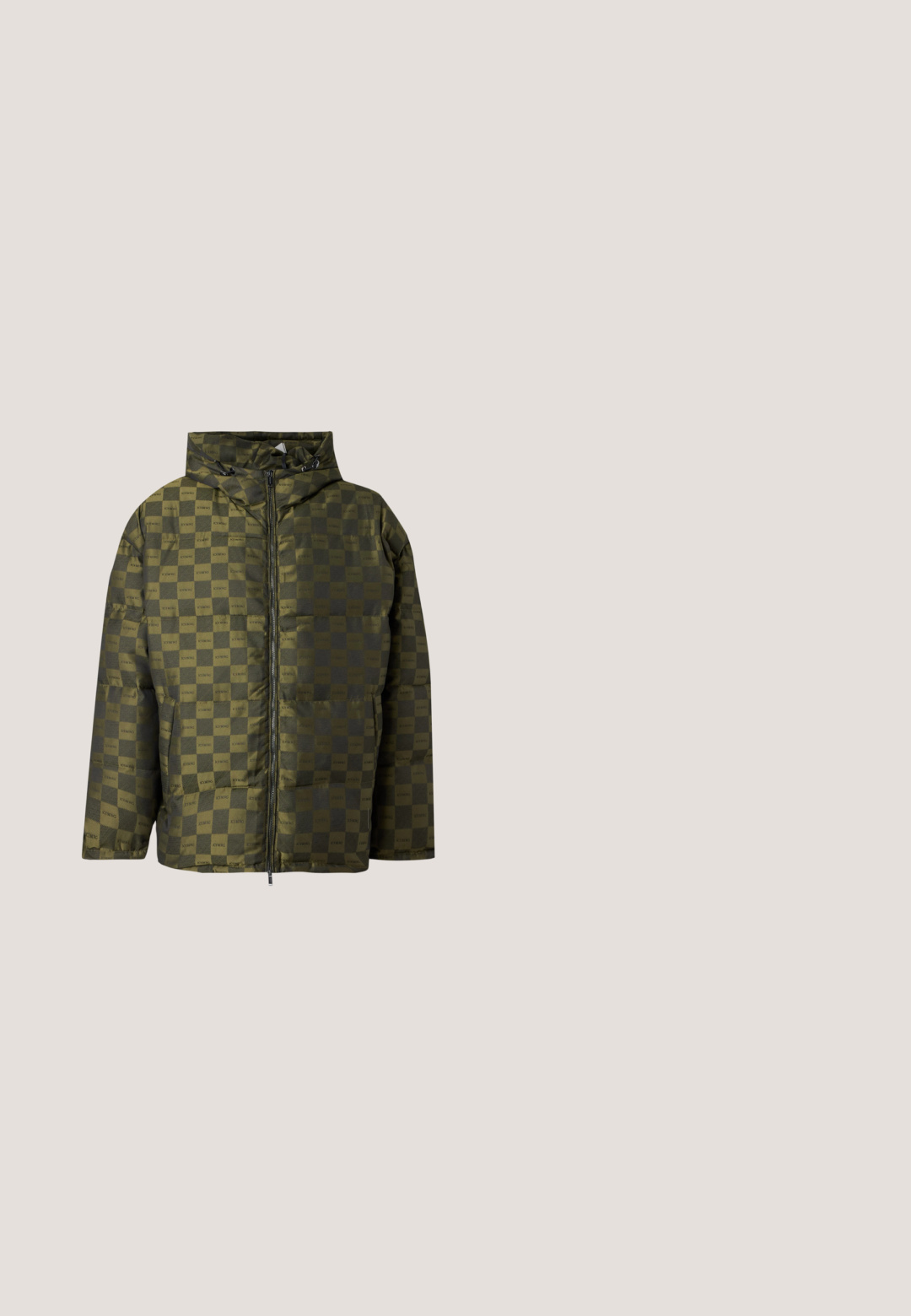 Steppjacke mit Kapuze in grünem und dunkelgrünem Schachbrettmuster, Frontreißverschluss und Kordelzügen an der Kapuze.; Graue Baumwollswearshirt mit Rundhalsausschnitt, gerippten Bündchen und einem kleinen gestickten Schlangenlogo auf der oberen linken Brust. Glatte Textur.; Schwarzes T-Shirt mit kurzen Ärmeln und Rundhalsausschnitt, mit Kontrastnähten und kleinem Logo auf der Brust. Glattes, dehnbares Material.; Schwarze gerade geschnittene Hose mit elastischem Bund und Kordelzug, versehen mit vertikalen Nahtdetails auf der Vorderseite.; Schwarze Leder-Ankle-Boots mit elastischen seitlichen Einsätzen, runder Zehenpartie und dicker Gummisohle mit olivenfarbigen Akzenten und Zugschlaufen.; Schwarze Bauchtasche mit Frontreißverschlusstasche und silbernem Adlerlogo, glattes Gewebe mit strukturiertem Besatz und Reißverschlussanhängern.