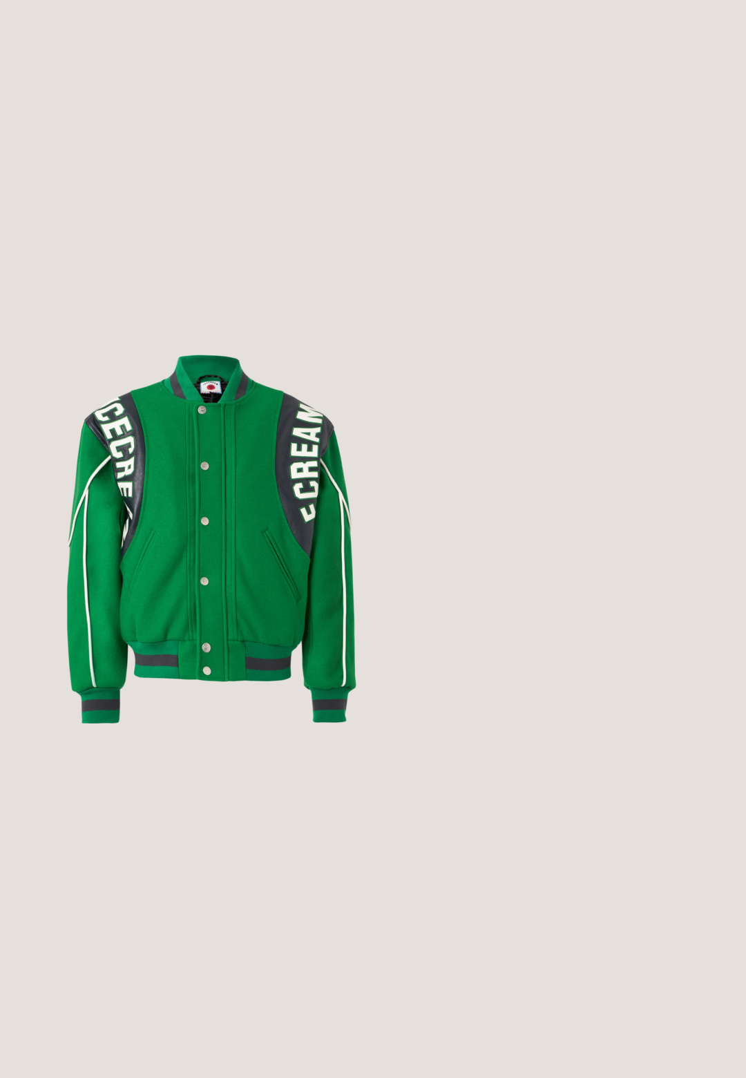 Grøn varsityjakke med knaplukning foran, sort læderpanel på skuldrene og hvide kantbånd langs ærmerne.; Sort hættetrøje med snore og lille hvid "The Kooples"-logo centreret på brystet, vist på en ensfarvet baggrund.; Hvid T-shirt med korte ærmer og store blå-grønne palietbogstaver "EVA" samt en stiliseret ørnelogo i midten.; Lyseblå denimjeans med lige ben, med et stort rød, tegneserieagtigt kattegrafik på bagsiden og traditionel fem-lomme styling.; Sorte ankelstøvler i læder med en struktureret overflade, elastiske sidepaneler og en robust gummisål med markante mønstre.; Sort duffel taske lavet af glat stof, med lynlåslukning og to bærehåndtag. Fronten viser "KARL LAGERFELD JEANS" i store hvide bogstaver.