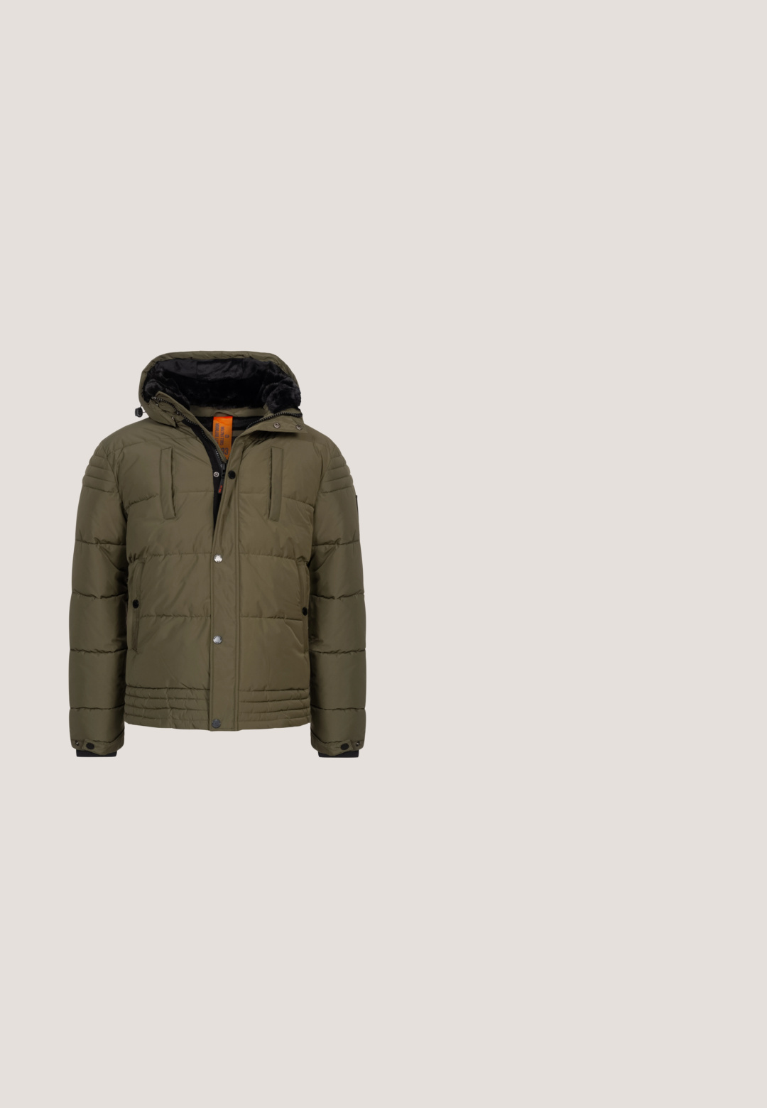 Olivgrüne Steppjacke mit Reißverschluss vorne, Druckknöpfen, zwei Brusttaschen und einer mit Kunstpelz gefütterten Kapuze. Strukturiertes Material mit gestepptem Design.; Gestrickter Pullover in Hellgrau mit strukturiertem Gewebe, gerippten Bündchen und Saum sowie einem Logo-Patch an der Unterseite. Rundhalsausschnitt.; Helles Khaki-T-Shirt, kurze Ärmel, Rundhalsausschnitt, weiche Textur, glatter Stoff, ohne Muster oder Akzente, gerade geschnitten, neutrale Farbe.; Helle blaue, schlank geschnittene Jeans aus Denim mit fünf Taschen, einem Reißverschluss und einer dezenten, verblichenen Textur.; Braune Lederstiefel bis zum Knöchel mit schwarzem Fellfutter, Metallösen und dicken beigen Sohlen. Mit geprägtem Logo an der Seite.; Kompakte dunkelgraue Umhängetasche mit verstellbarem schwarzem Riemen, vorderer Reißverschlusstasche und Lederbodenplatte.