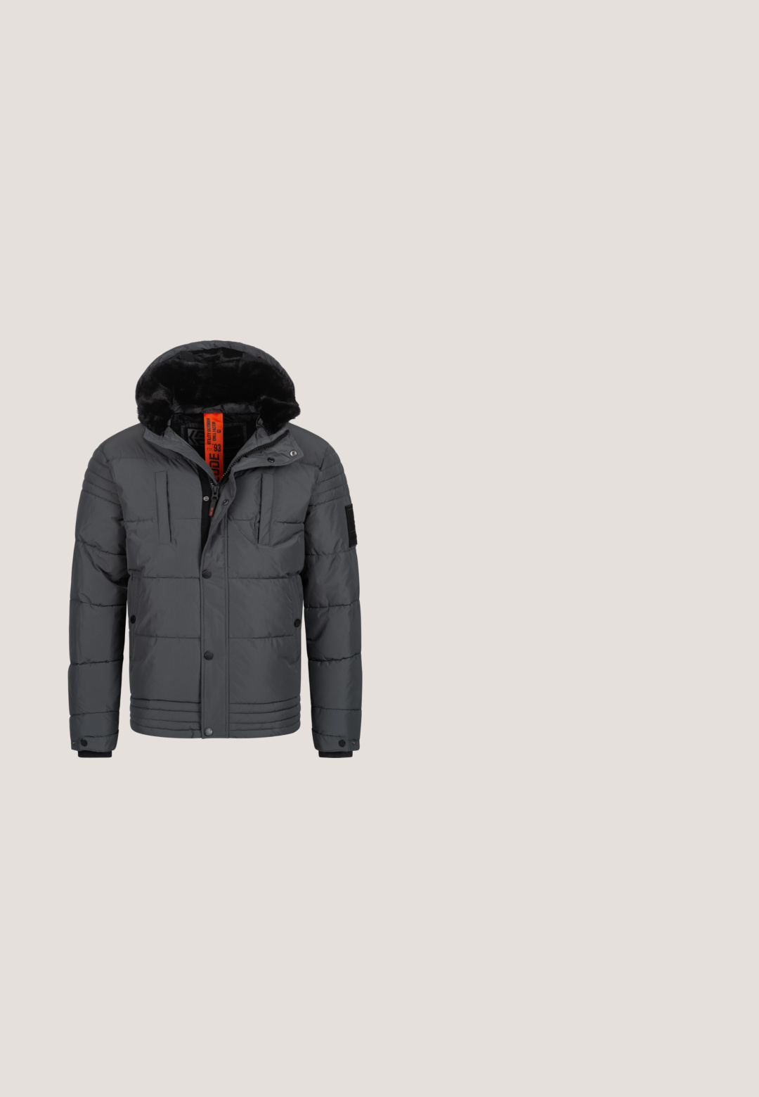 Veste rembourrée grise avec capuche, dotée d'une doublure en fausse fourrure, d'une fermeture éclair à l'avant, de deux poches poitrine et d'une surface texturée avec des coutures horizontales.; Sweat à capuche gris foncé en tissu doux, avec une coupe décontractée, une poche frontale, des poignets côtelés et une grande capuche.; T-shirt noir à manches courtes et col rond avec bordure blanche sur le col et les bords des manches, présenté sur un fond blanc.; Pantalons de survêtement noirs à coupe ample, dotés d'une taille avec cordon de serrage et d'un grand texte logo argenté sur le côté gauche. Tissu doux avec une texture lisse.; Baskets blanches et grises avec des bandes noires, des lacets blancs et une semelle en caoutchouc marron, vues de profil sur un fond blanc.; Sac bandoulière noir texturé avec sangle réglable, logo triangulaire Guess et fermoirs en métal argenté sur fond blanc.