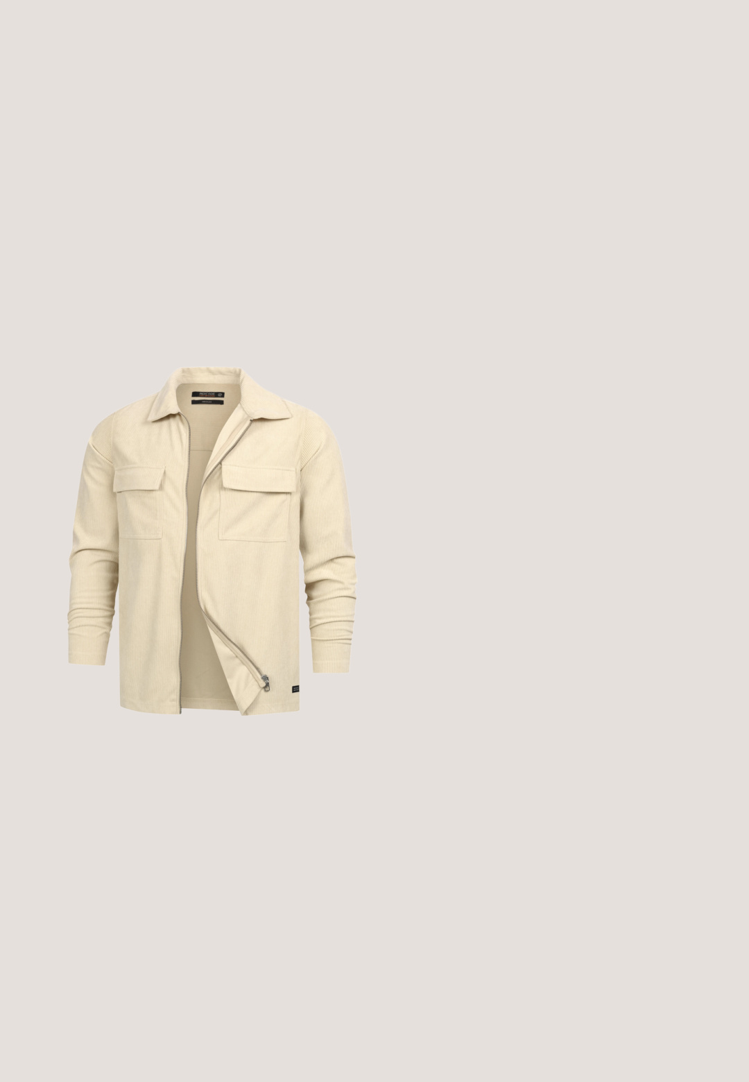 Beige corduroyjas met twee borstzakken en een open voorrits, weergegeven op een witte achtergrond.; Beige pullover sweatshirt gemaakt van zachte stof, met een ritssluiting bij de hals, een kraag en een ontspannen pasvorm met een eenvoudig horizontaal naaddetail.; Korte mouwen polo shirt in lichtgeel, gemaakt van zachte stof, met een V-hals, een borstzak en een ontspannen pasvorm.; Lichtbeige jeans van katoen, met een recht broekspijp ontwerp, vijf zakken, metalen knoopsluiting en subtiele stikdetails.; Witte lage sneaker met rubberen zool, donkergroene zijstrepen, crèmekleurige accenten en een rood hieldetail, zijaanzicht.; Bruine Guess crossbodytas met herhaald logo patroon, voorvak met ritssluiting, verstelbare band en driehoekig merkembleem.