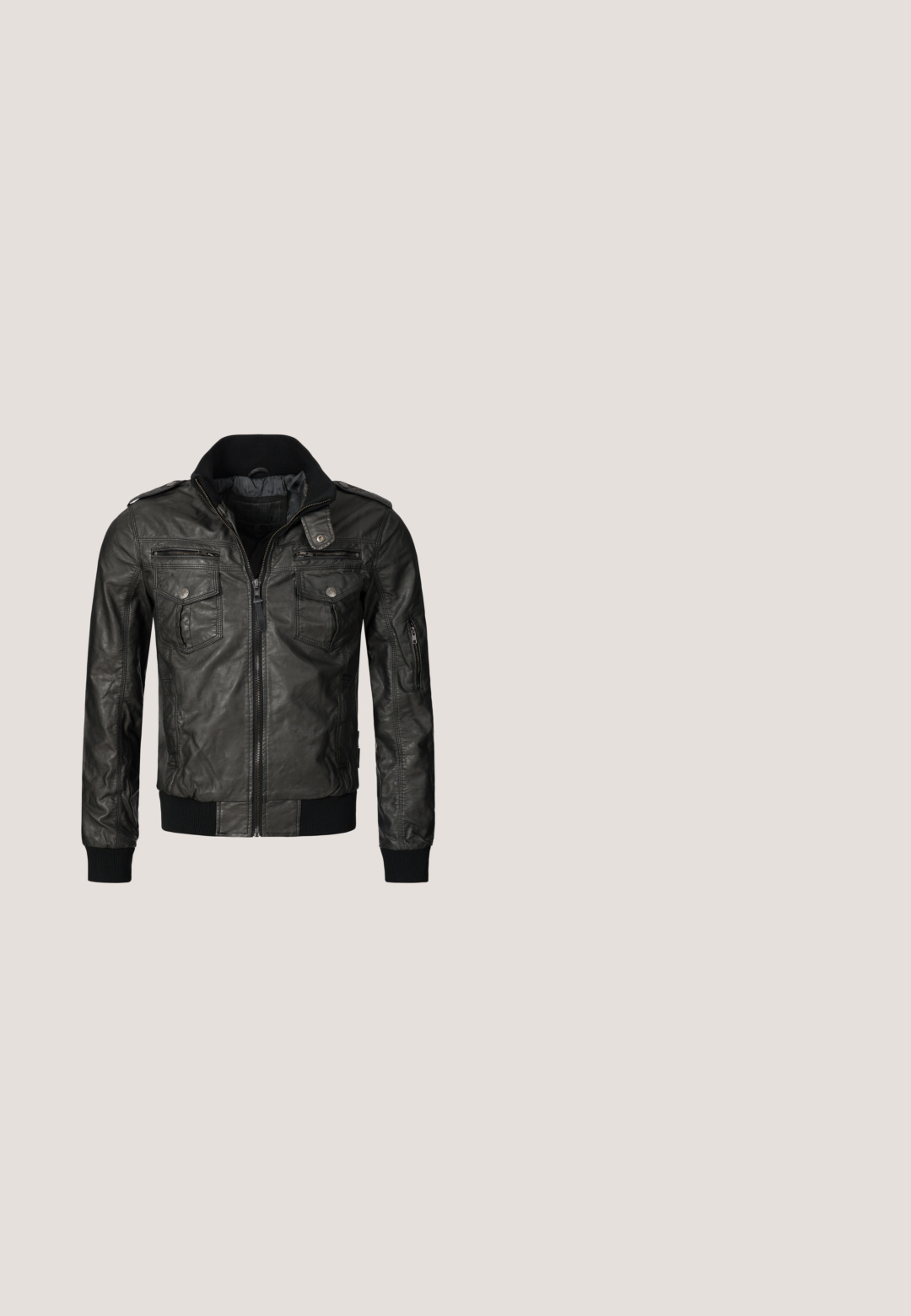 INDICODE JEANS INCO - Kunstlederjacke - schwarz; Grauer Pullover mit Rundhalsausschnitt, langen Ärmeln und gerippten Bündchen. Aus weichem, strukturiertem Stoff mit einem dezenten Melange-Muster und einem Etikett an der Seite.; Dunkelgraues Kurzarm-T-Shirt aus weichem Material, mit einem runden Ausschnitt und einem kleinen Akzentdetail am Saum.; Schwarze Denim-Jeans mit slim Fit, klassischem Fünf-Taschen-Design, robusten Nähten und einem Reißverschluss mit Knopfverschluss.; Schwarze Leder-Stiefeletten mit strukturierter Oberfläche, rundem Zehenbereich, sechs Ösen und einer Gummisohle mit griffigem Profil.; Schwarze Leder-Umhängetasche mit verstellbarem Riemen, Vordertasche und kleinem metallischem Knopfdetail in der Mitte.