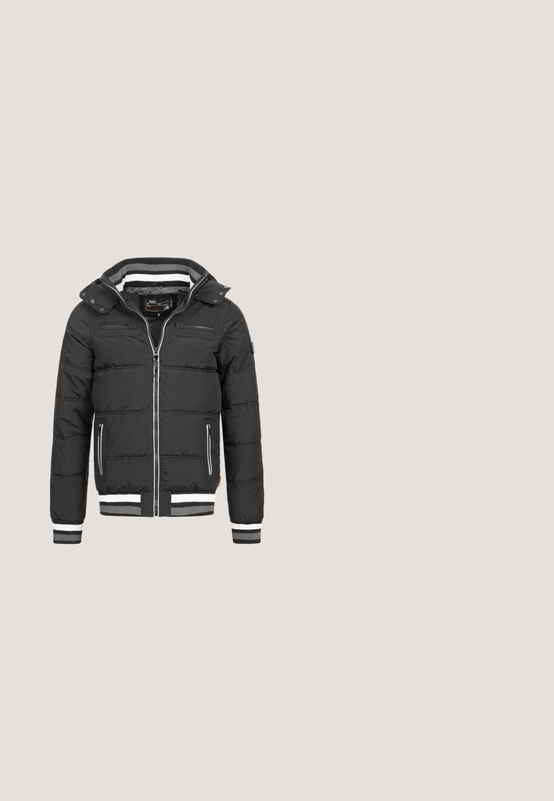 Sort quiltet jakke med lynlåslukning, to øverste lynlåslommer og ribbede manchetter og forkant med hvid og gråstribede detaljer. Hætte inkluderet.; Sort strikket sweater med et tekstureret mønster og røde og grønne accenter. Mærket viser "LINDBERGH RELAXED FIT."; Grå bomulds T-shirt med rund hals, korte ærmer og et lille gult broderet logo på venstre bryst.; Lys grå denim bukser med en løs pasform, der har store sidelommer, synlige sømme og et lige ben design. Bæltestropper i taljen.; Sorte gummistøvler til anklerne med tekstureret finish, tyk, skridsikker sål, elastiske sidelapper og en løkke bagpå, hvilende på en træoverflade.; Sort lærredstaske med to håndtag, forlomma og "LES DEUX" broderet i blåt på forlommen.
